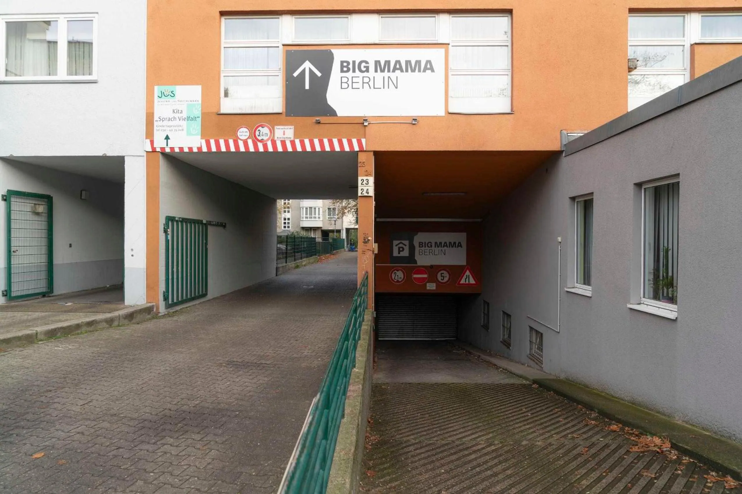 Facade/entrance in BIG MAMA Berlin
