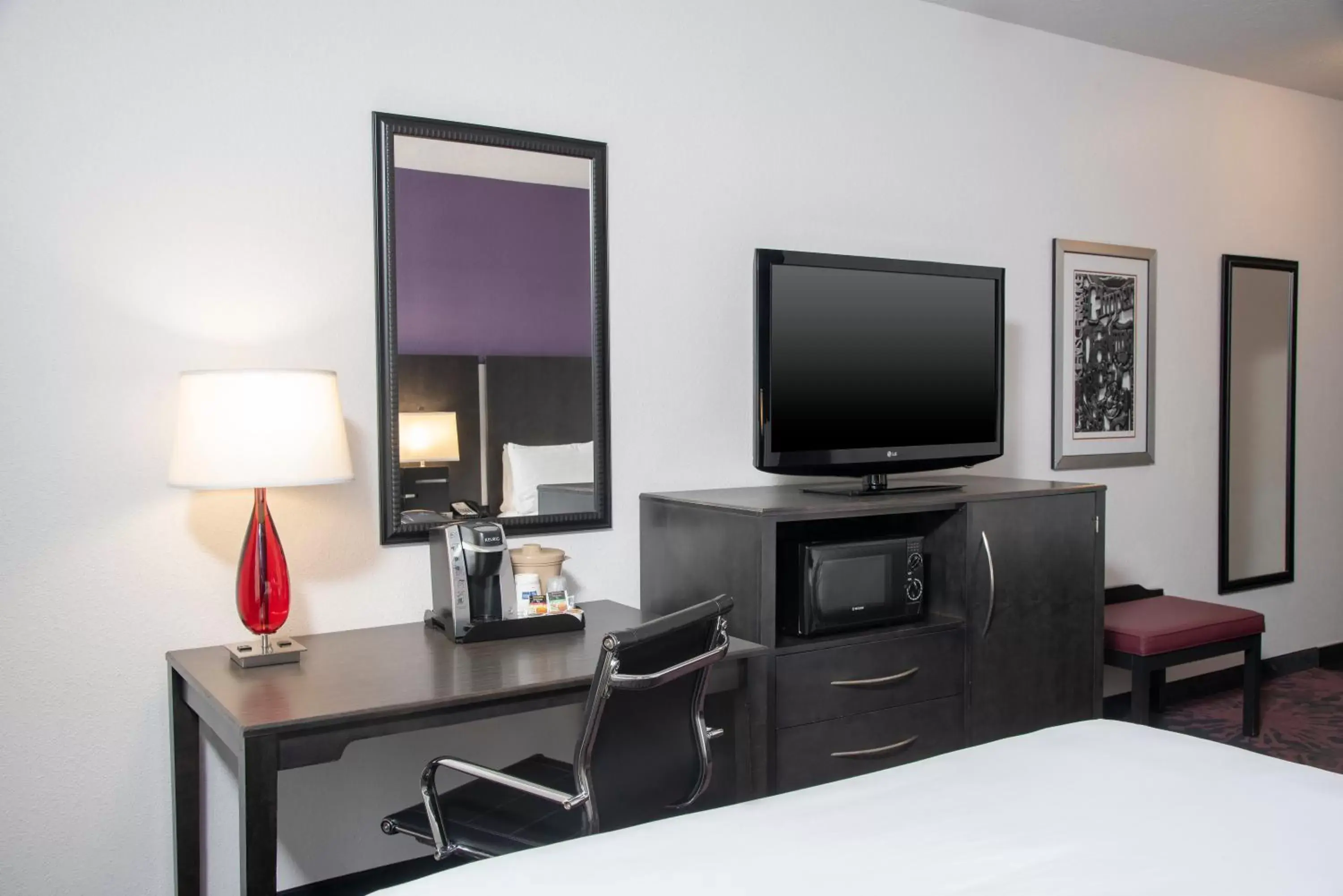 Photo of the whole room, TV/Entertainment Center in Holiday Inn Express & Suites Columbus - Polaris Parkway / COLUMBUS, an IHG Hotel