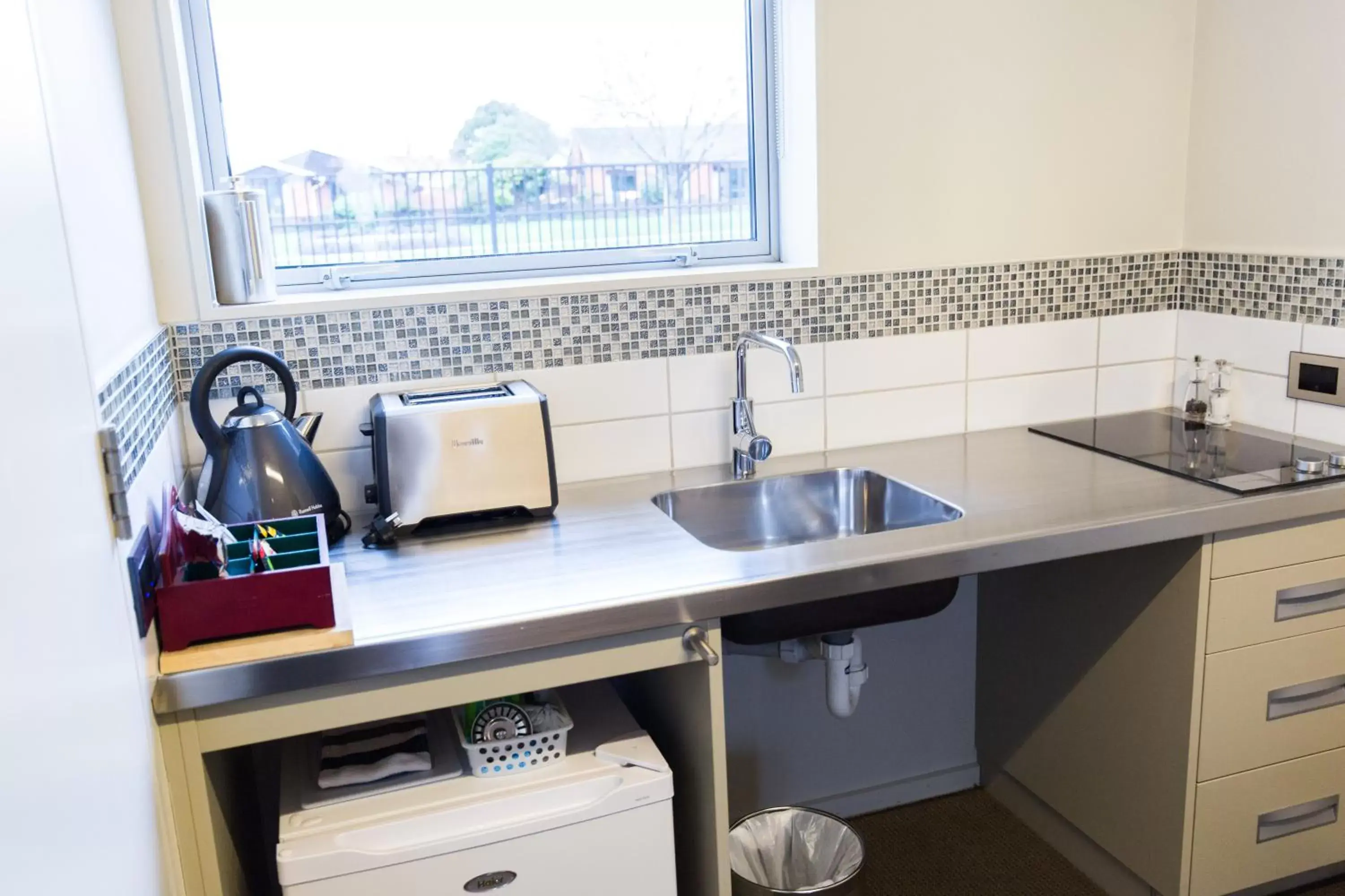 Kitchen/Kitchenette in Airport Gateway Motor Lodge