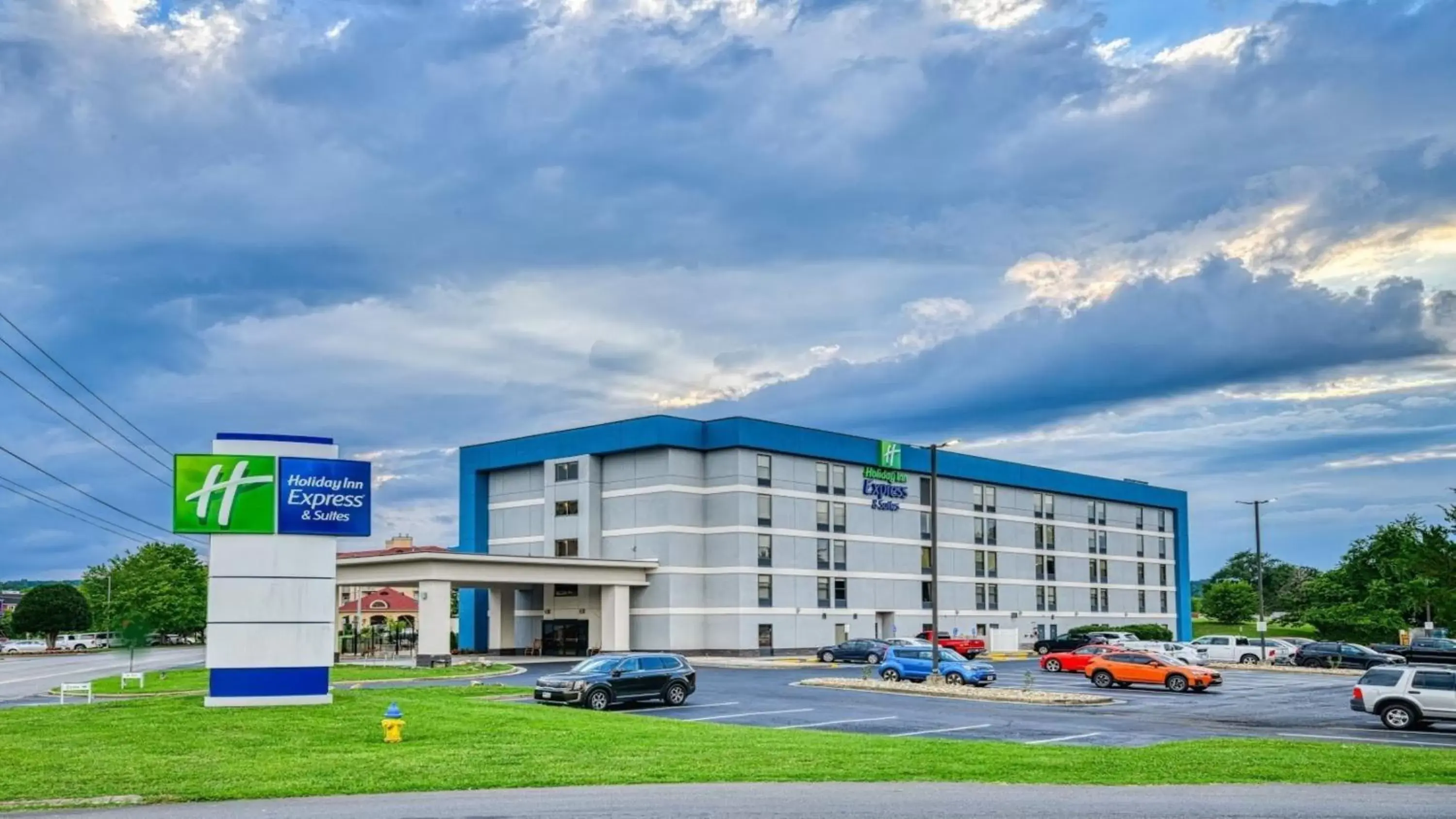 Property Building in Holiday Inn Express Hotel & Suites Pigeon Forge, an IHG Hotel