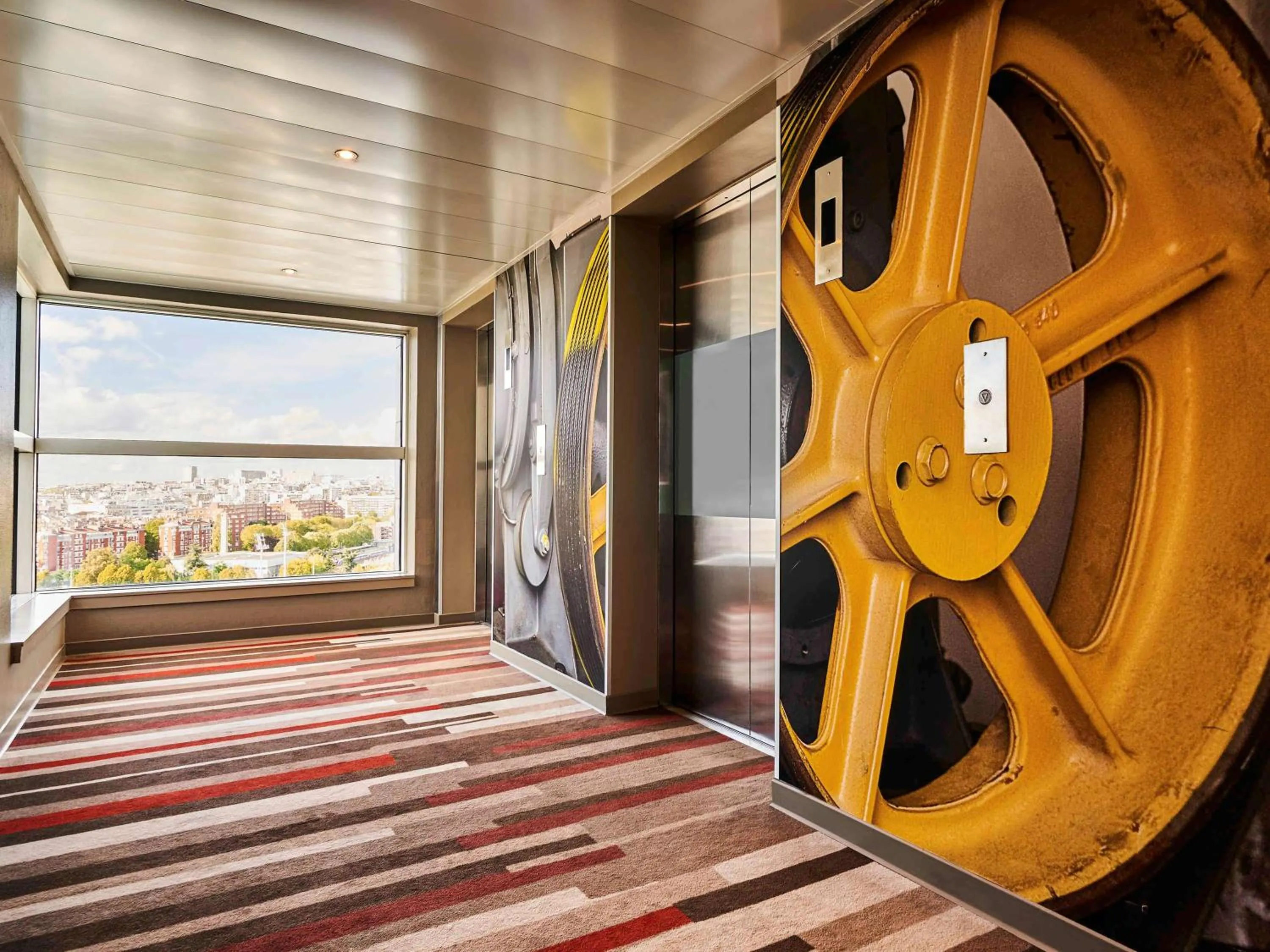 Property building in ibis Paris Porte de Montreuil