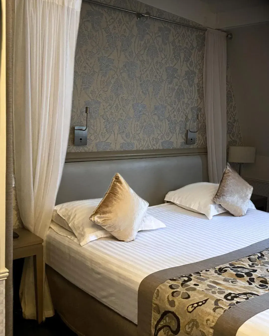 Superior Romantic Double Room in Hotel Monceau Wagram