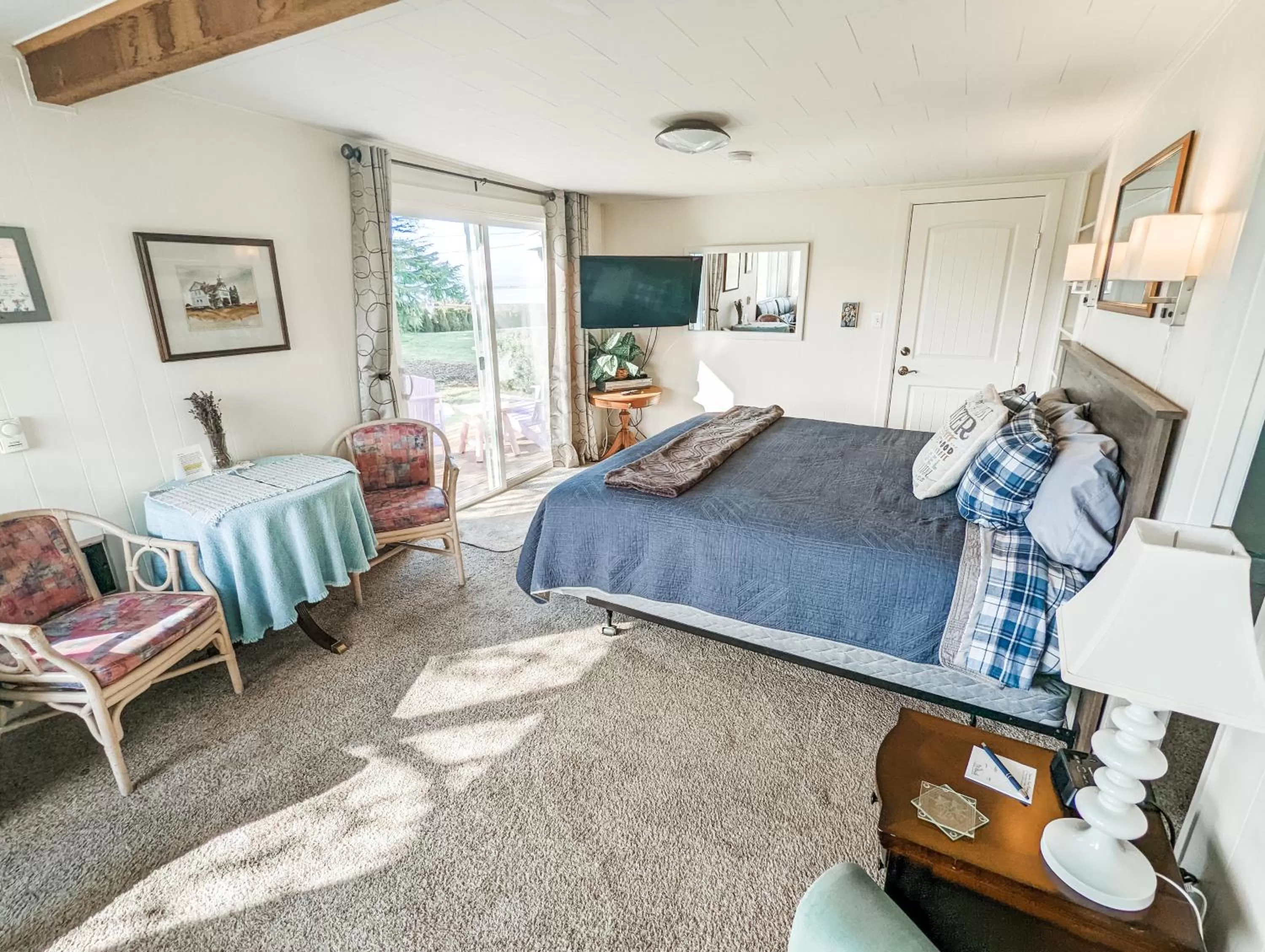 Photo of the whole room, Bed in Juan de Fuca Waterfront Hotel & Cottages