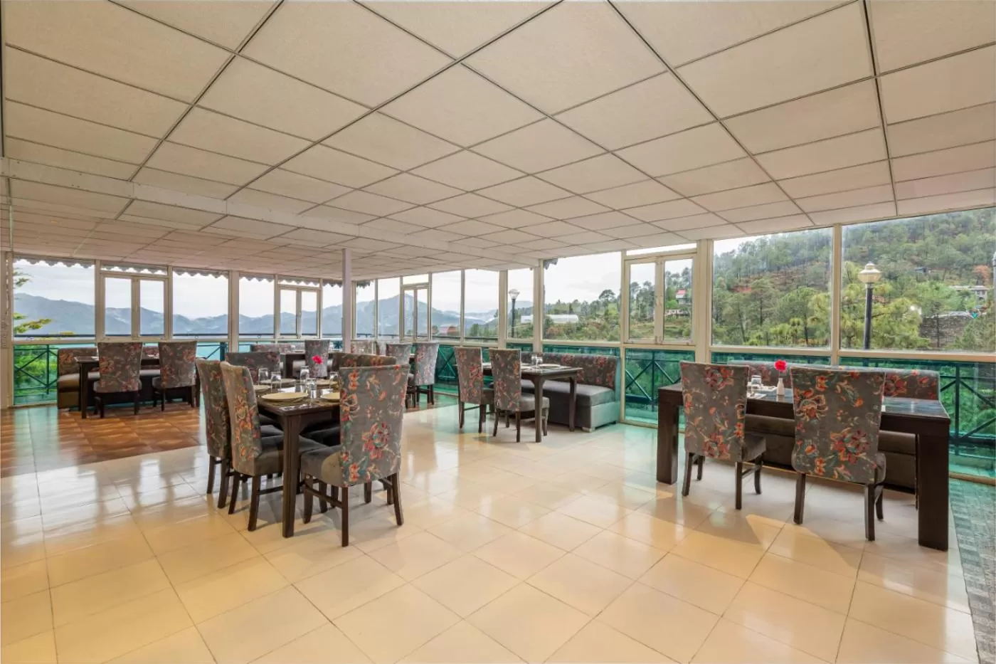 Mountain view, Restaurant/Places to Eat in Country Inn Maple Resort Chail