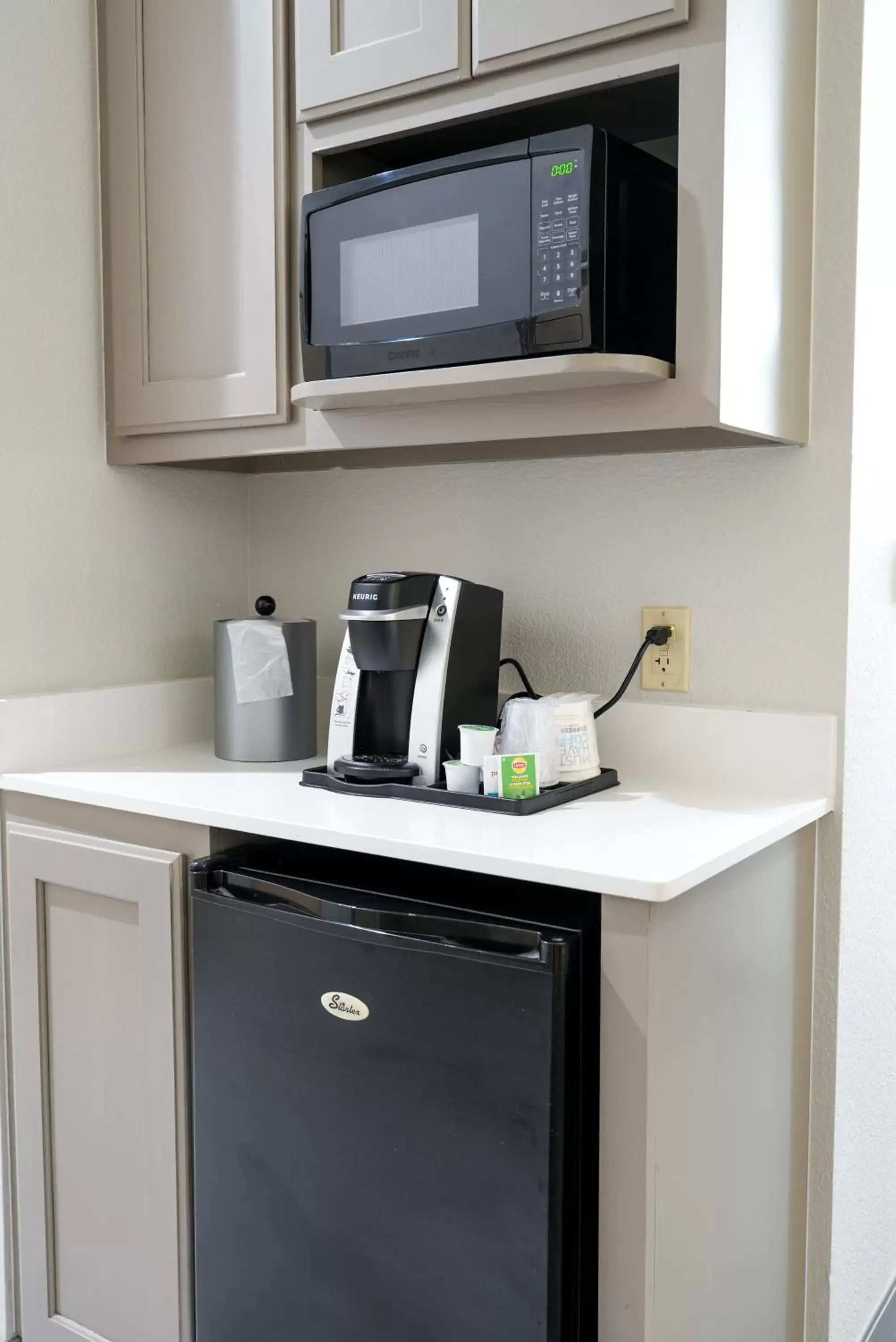 Kitchen/Kitchenette in Holiday Inn Express Hotel & Suites Cedar Hill, an IHG Hotel