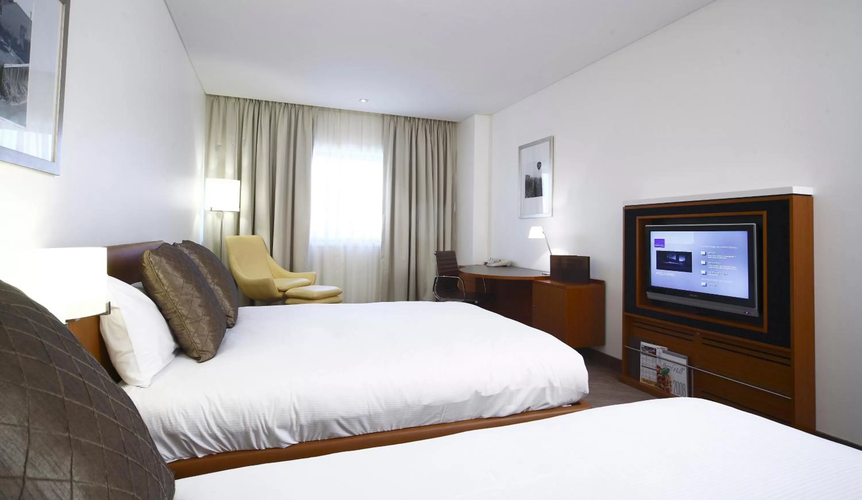 Photo of the whole room, Bed in Novotel Canberra