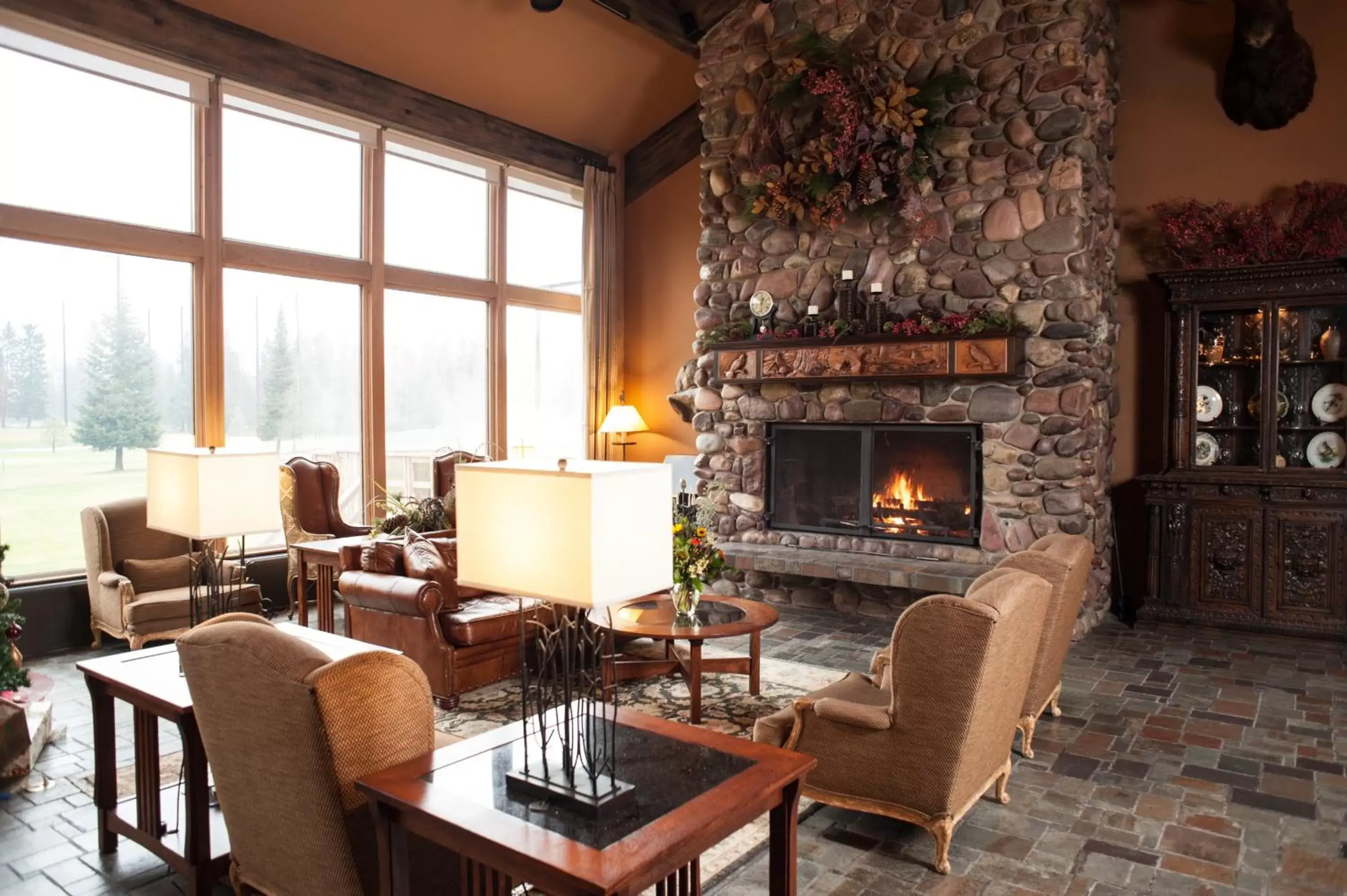 Communal lounge/ TV room, Restaurant/Places to Eat in Grouse Mountain Lodge