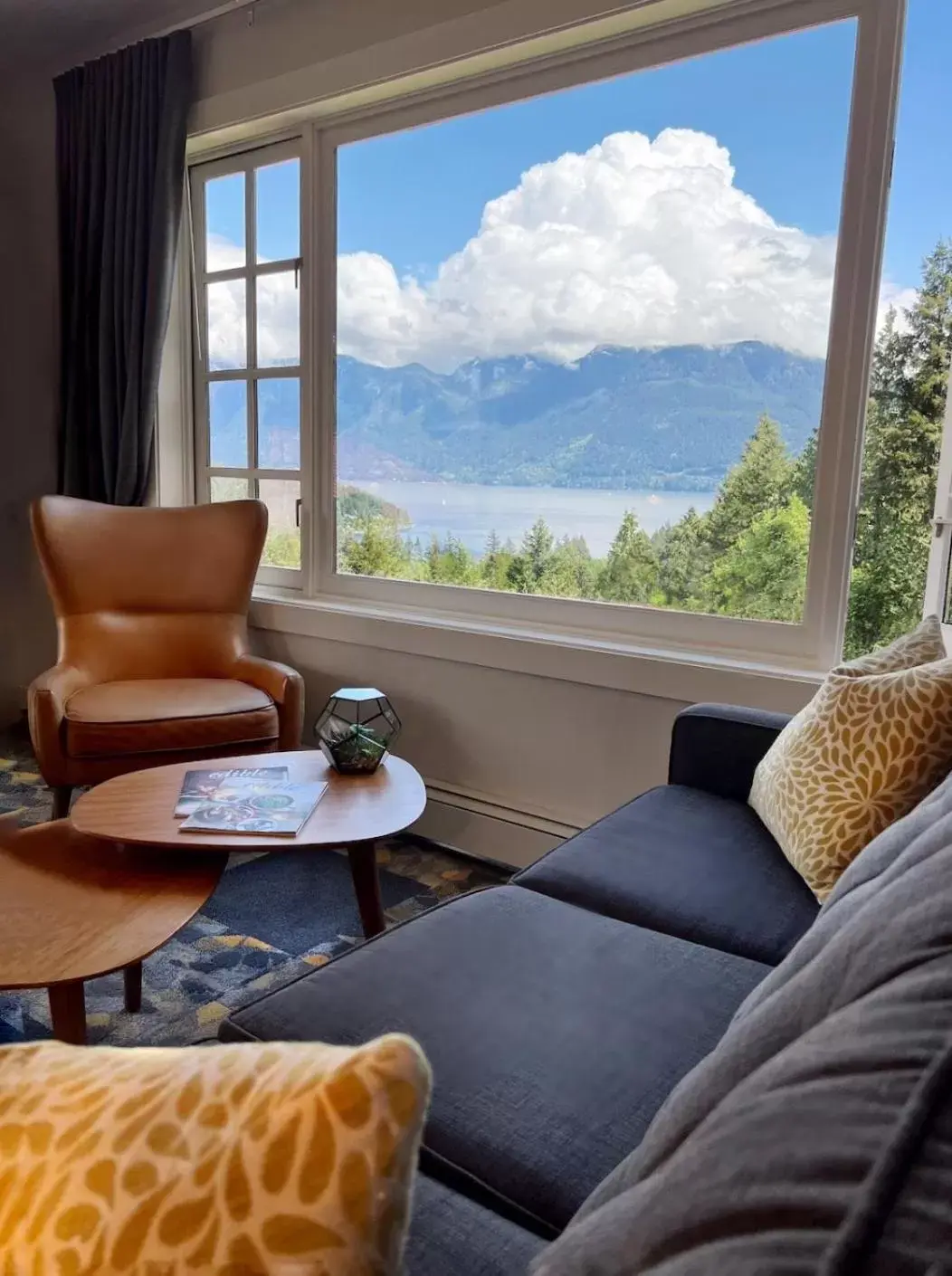 Living room, Seating Area in Artisan Suites on Bowen