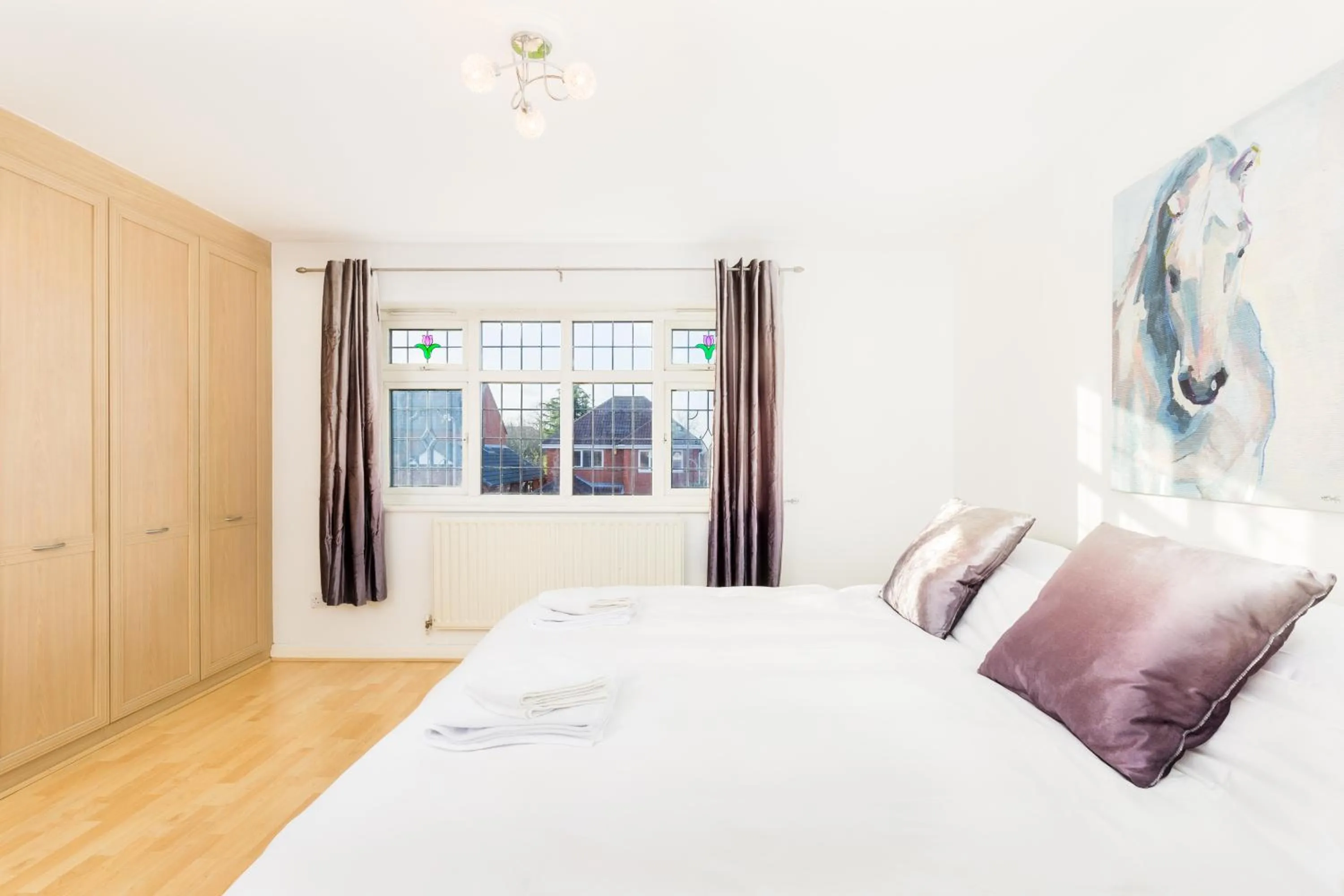 Bedroom, Bed in Drayton Manor House FREE parking