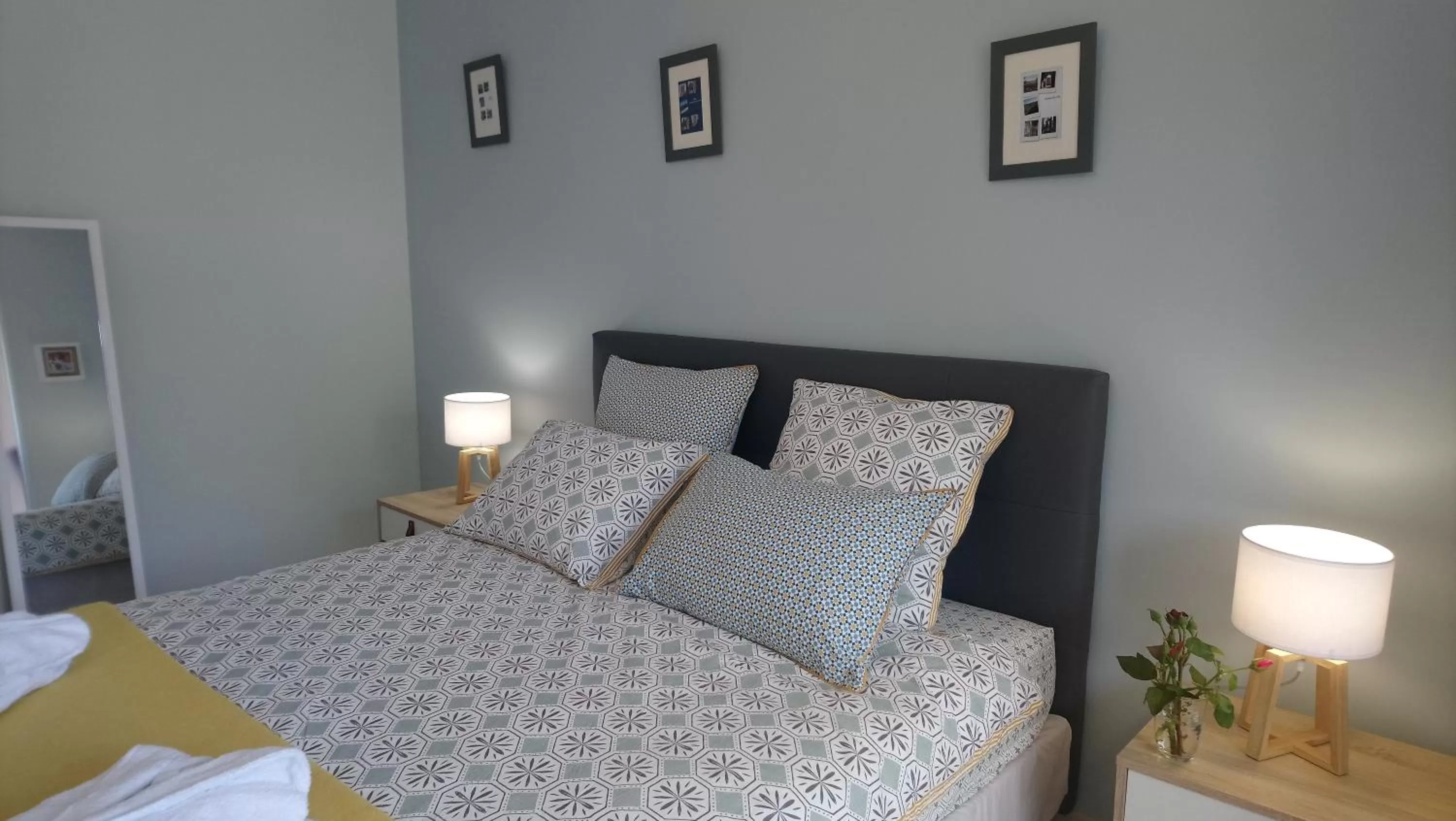 Bed in Fleurs de Cosmos