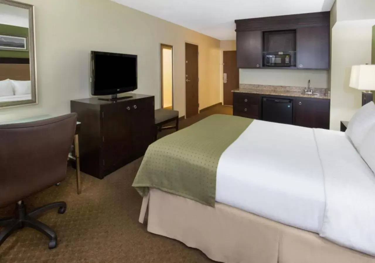 Bedroom, TV/Entertainment Center in Holiday Inn Portland-Airport I-205, an IHG Hotel