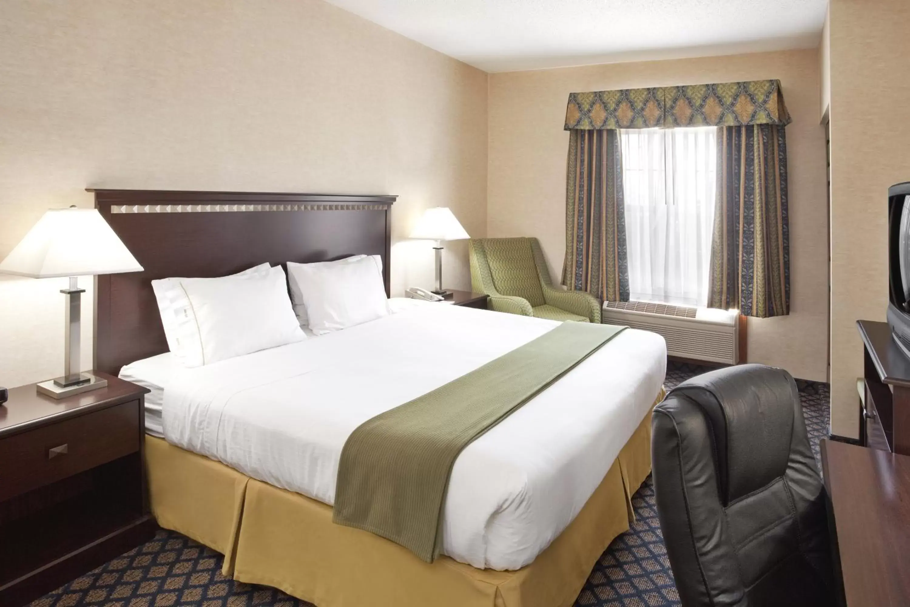 Photo of the whole room, Bed in Holiday Inn Express Hotel & Suites Delaware-Columbus Area, an IHG Hotel