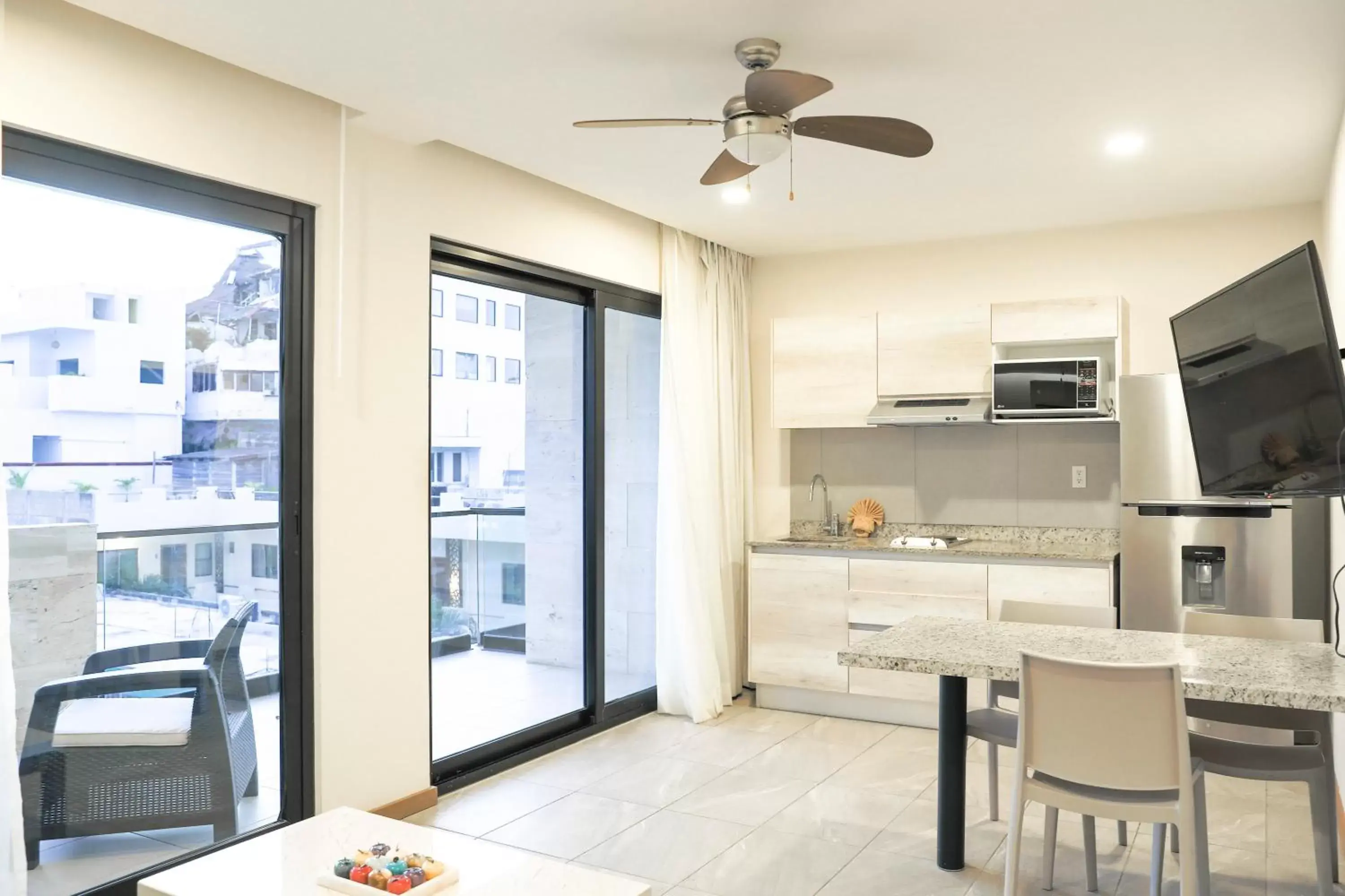 Kitchen/Kitchenette in Grand Fifty Suites