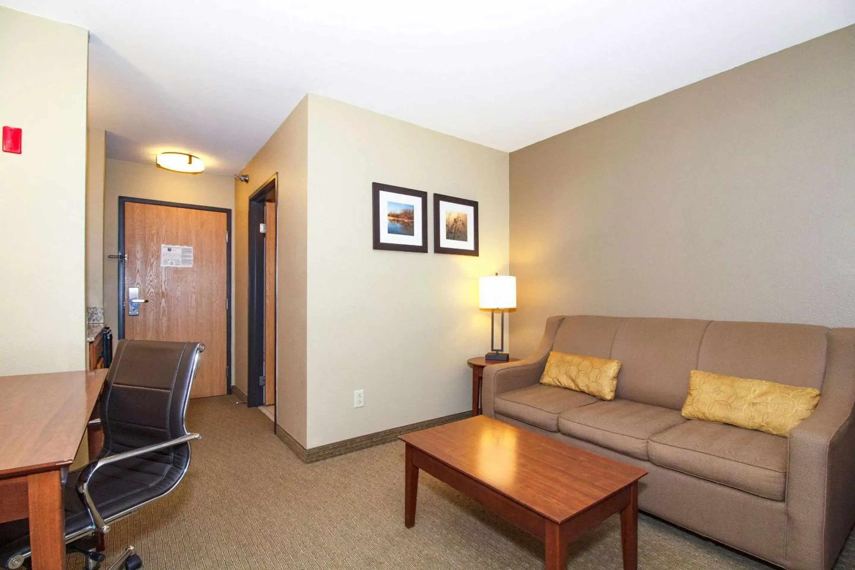 Bedroom, Seating Area in Comfort Inn & Suites East Moline near I-80