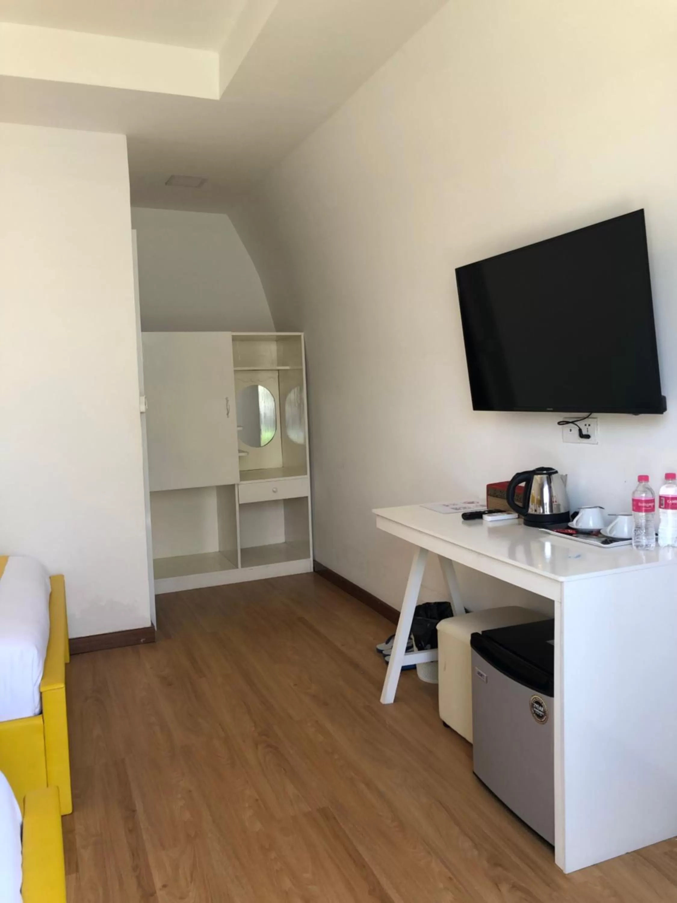 Coffee/tea facilities, TV/Entertainment Center in Jasmine River Front