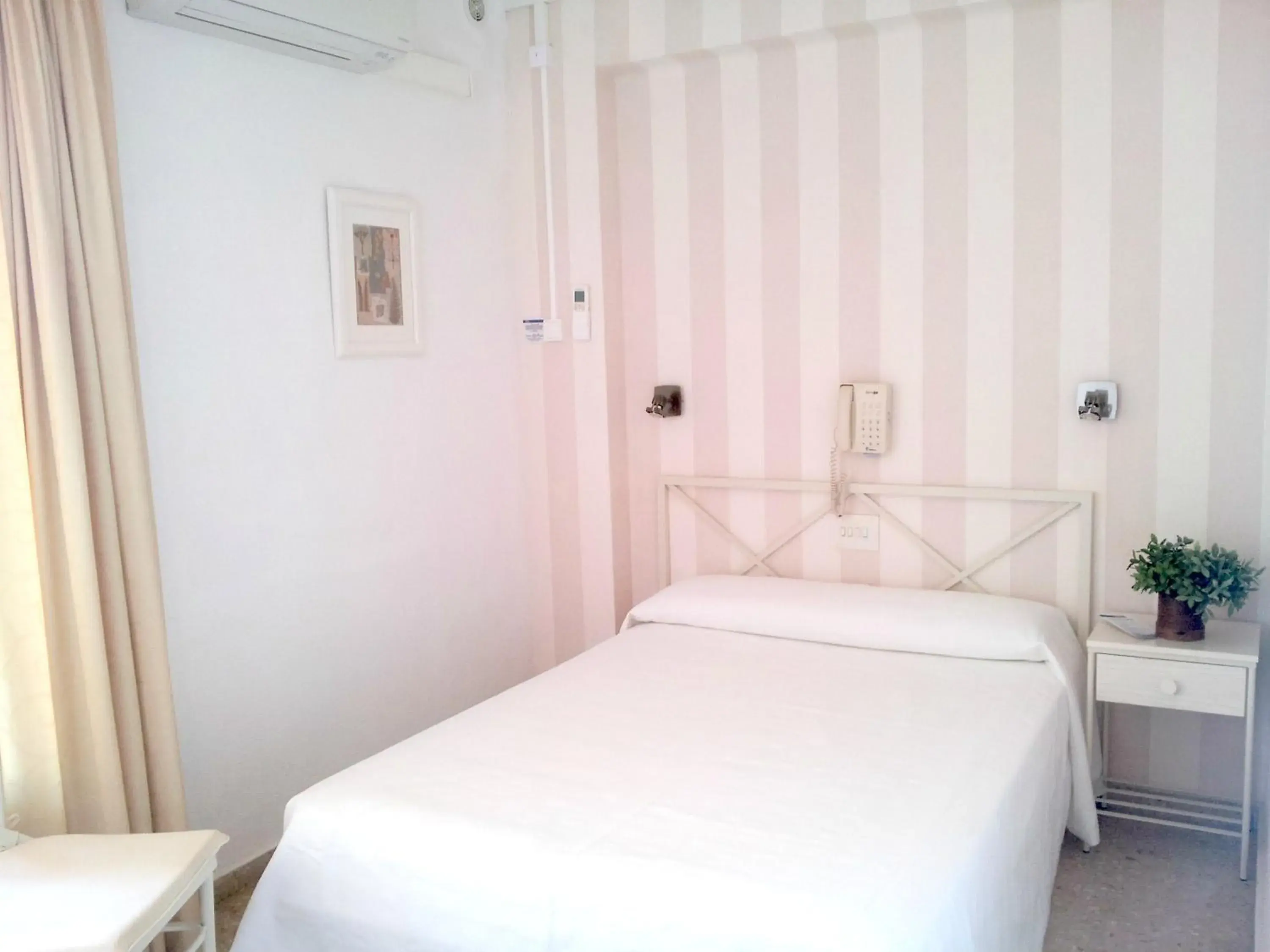 Photo of the whole room, Bed in Tramontana