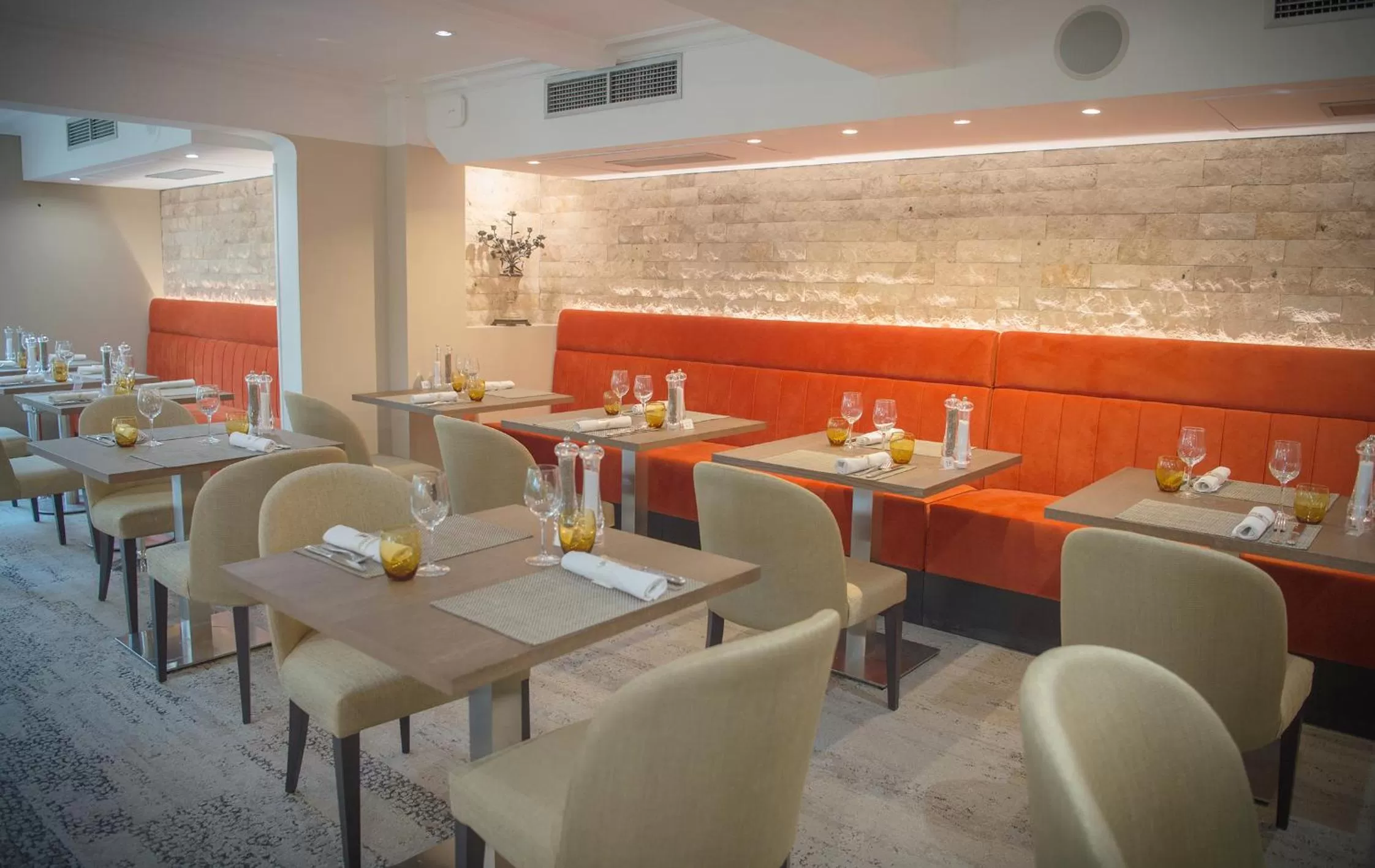 Restaurant/places to eat in Hotel Lou Castelet