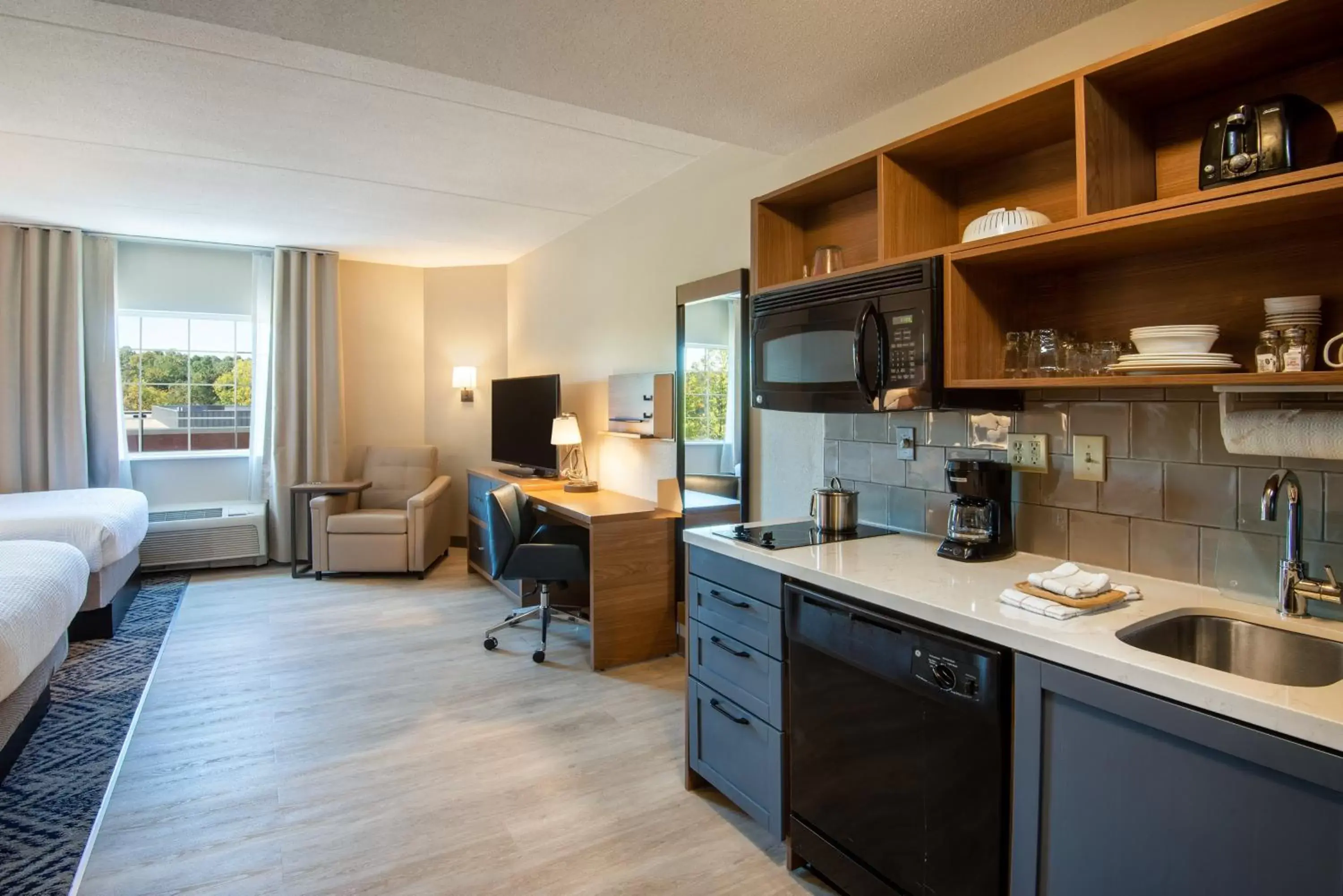Bedroom, Kitchen/Kitchenette in Candlewood Suites Manassas, an IHG Hotel