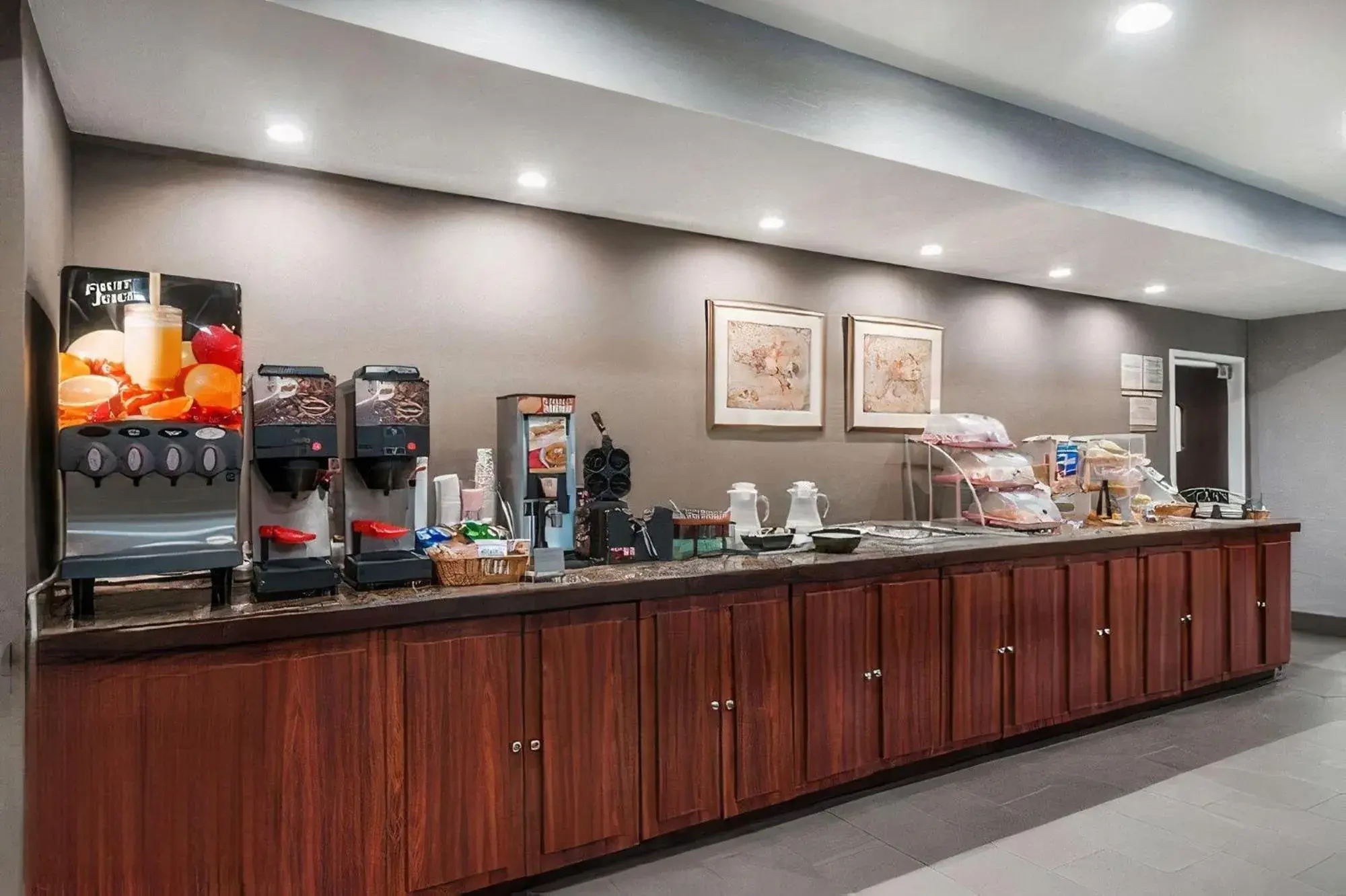 Coffee/tea facilities, Restaurant/Places to Eat in Hawthorn Suites By Wyndham Columbus North