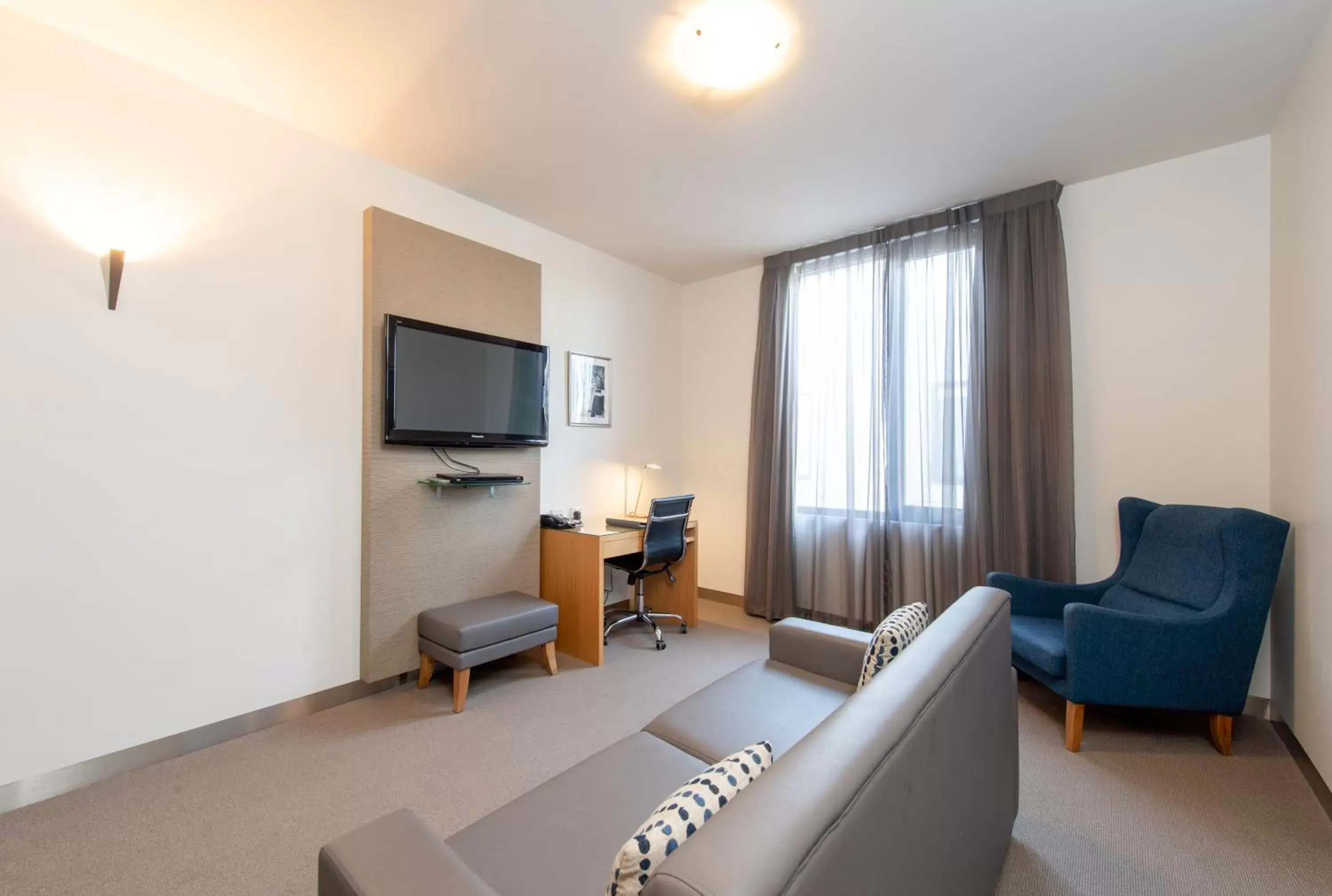 TV and multimedia, TV/Entertainment Center in Mawson Lakes Hotel