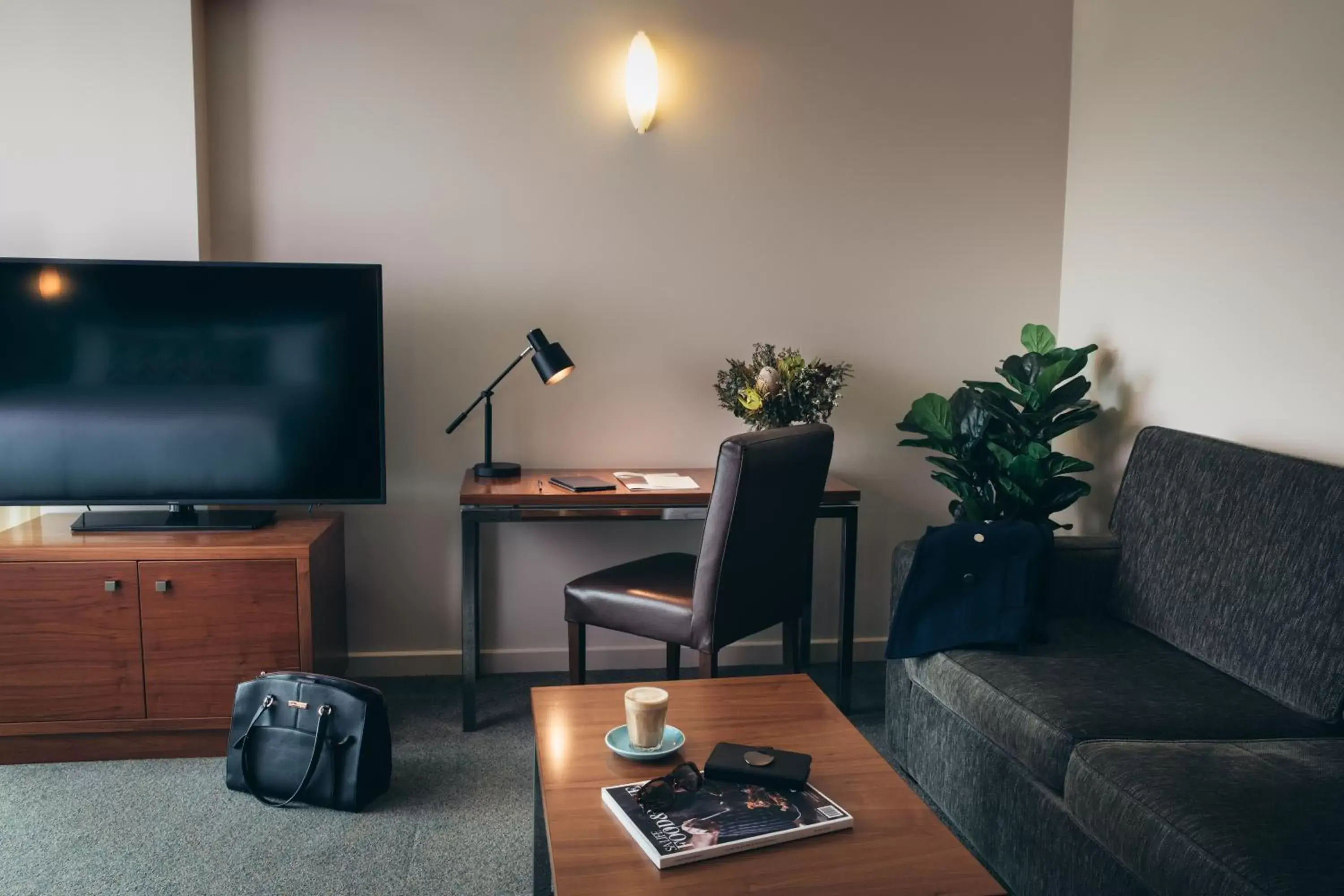 Living room, TV/Entertainment Center in Port Lincoln Hotel