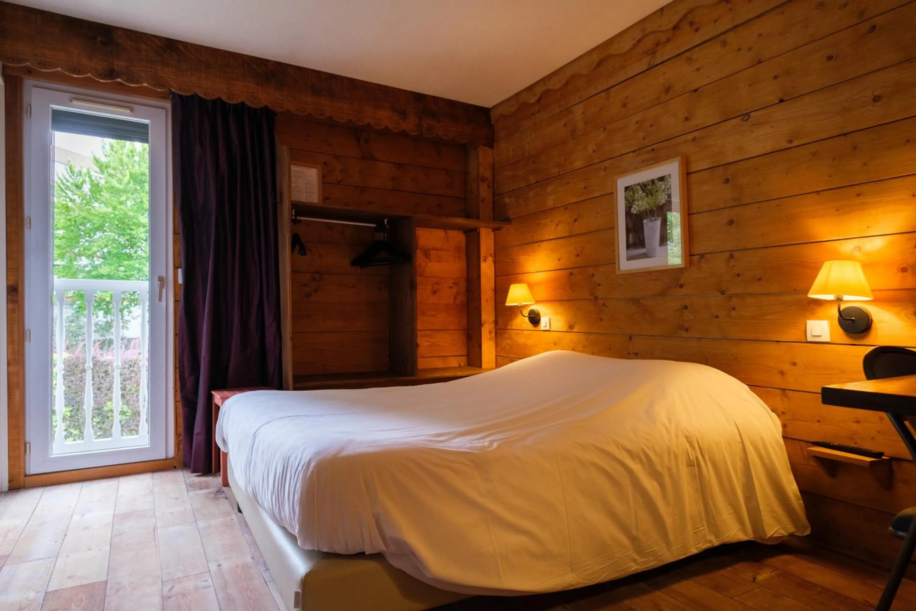 Bed in Cit'Hotel Le Montreal