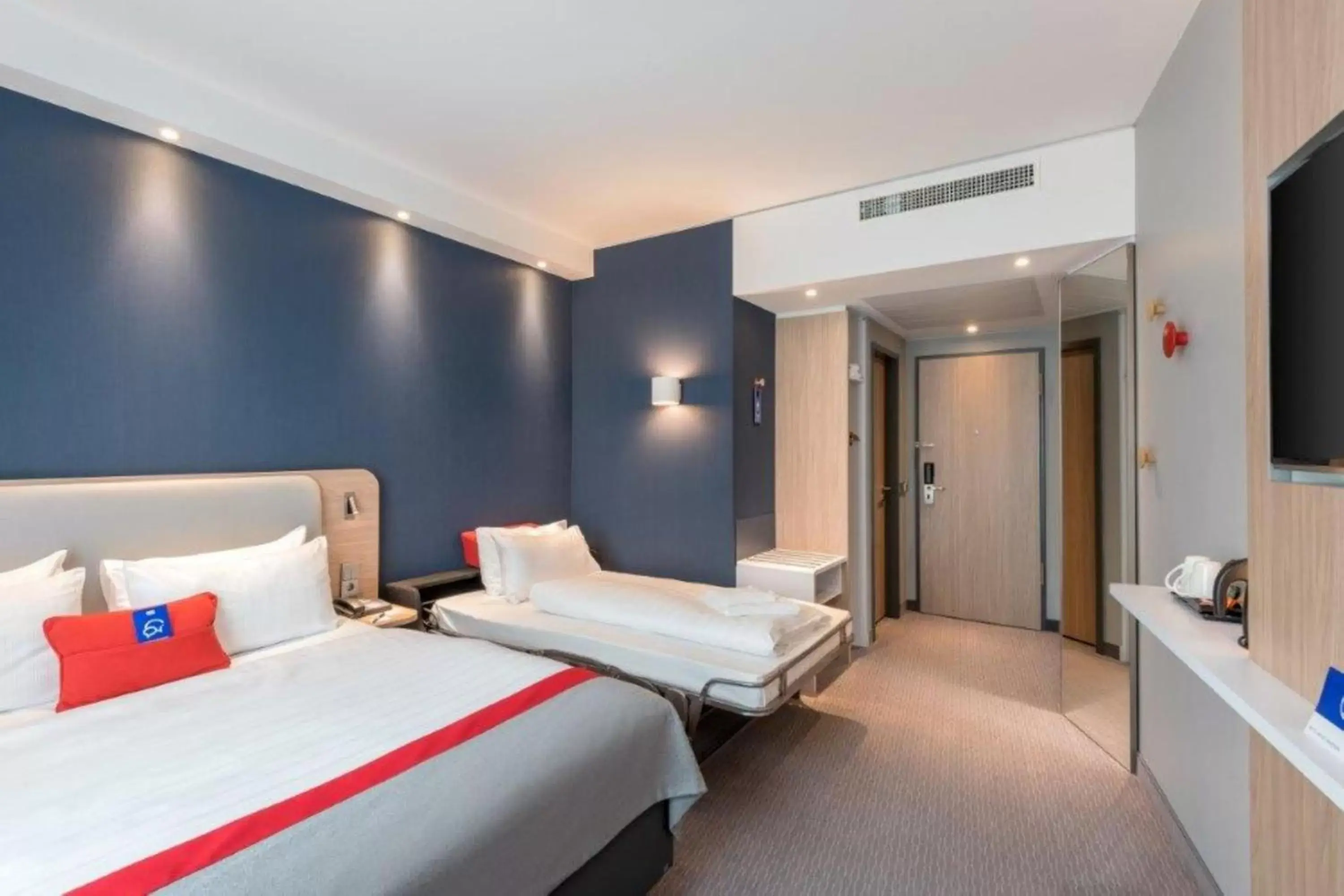 Bed in Holiday Inn Express - Kaiserslautern, an IHG Hotel