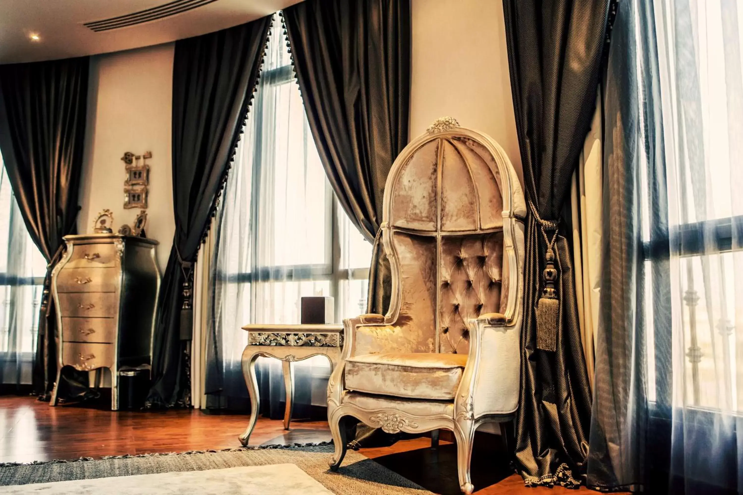 Bedroom, Seating Area in Royal Maxim Palace Kempinski Cairo