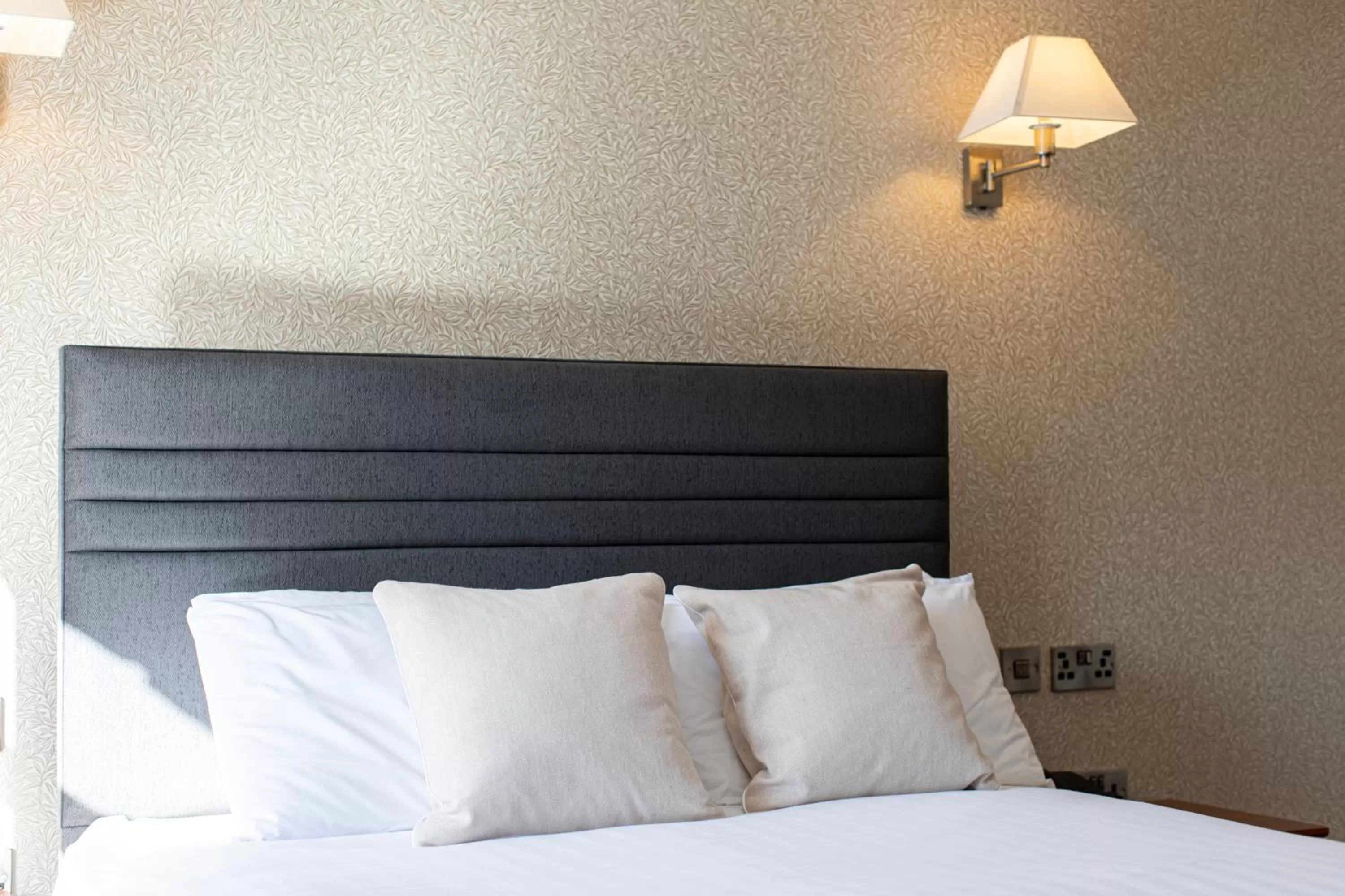 Bedroom, Bed in Ballina Manor Hotel