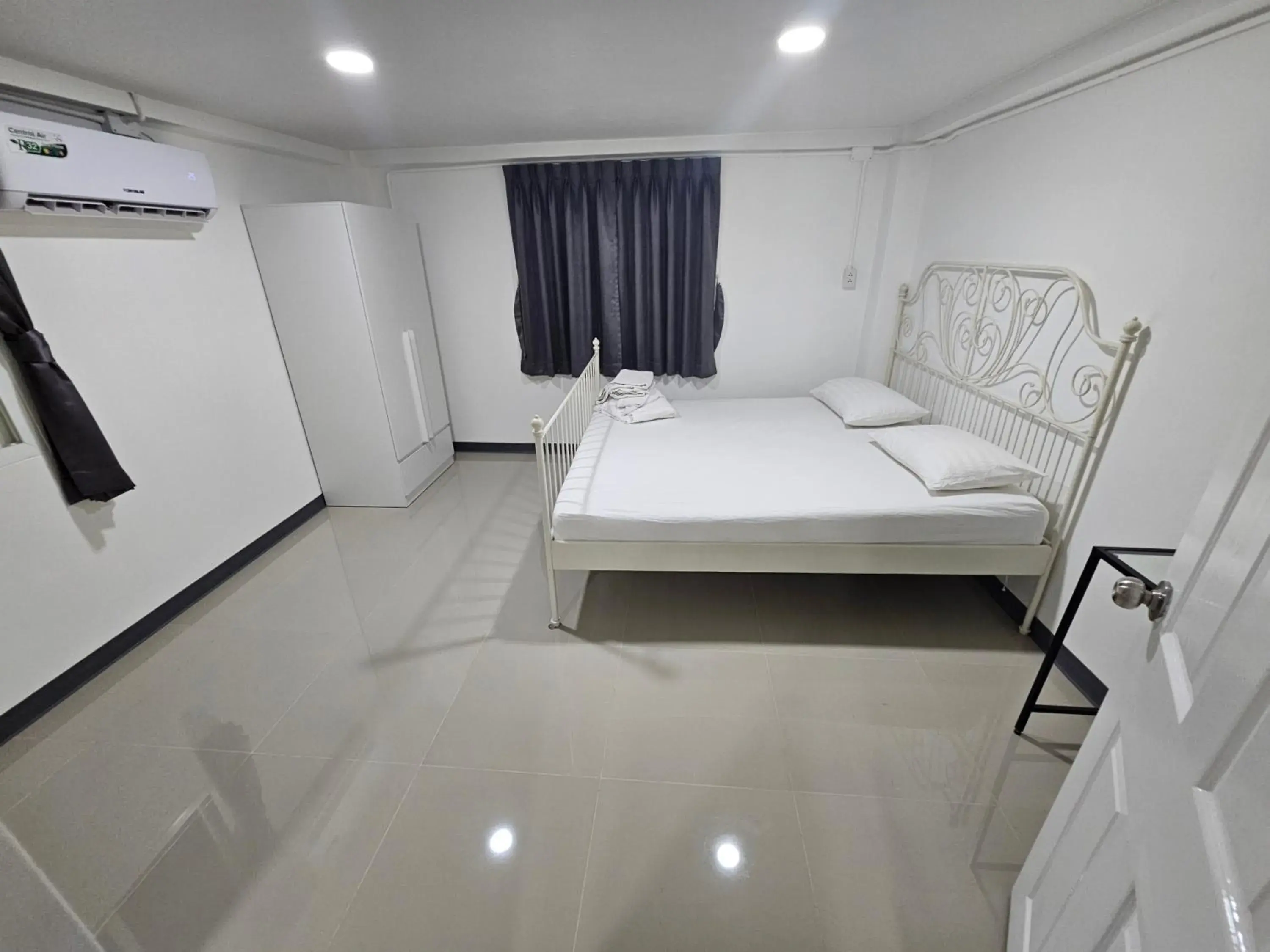 Bedroom, Bed in Loft 21 Apartment Romklao