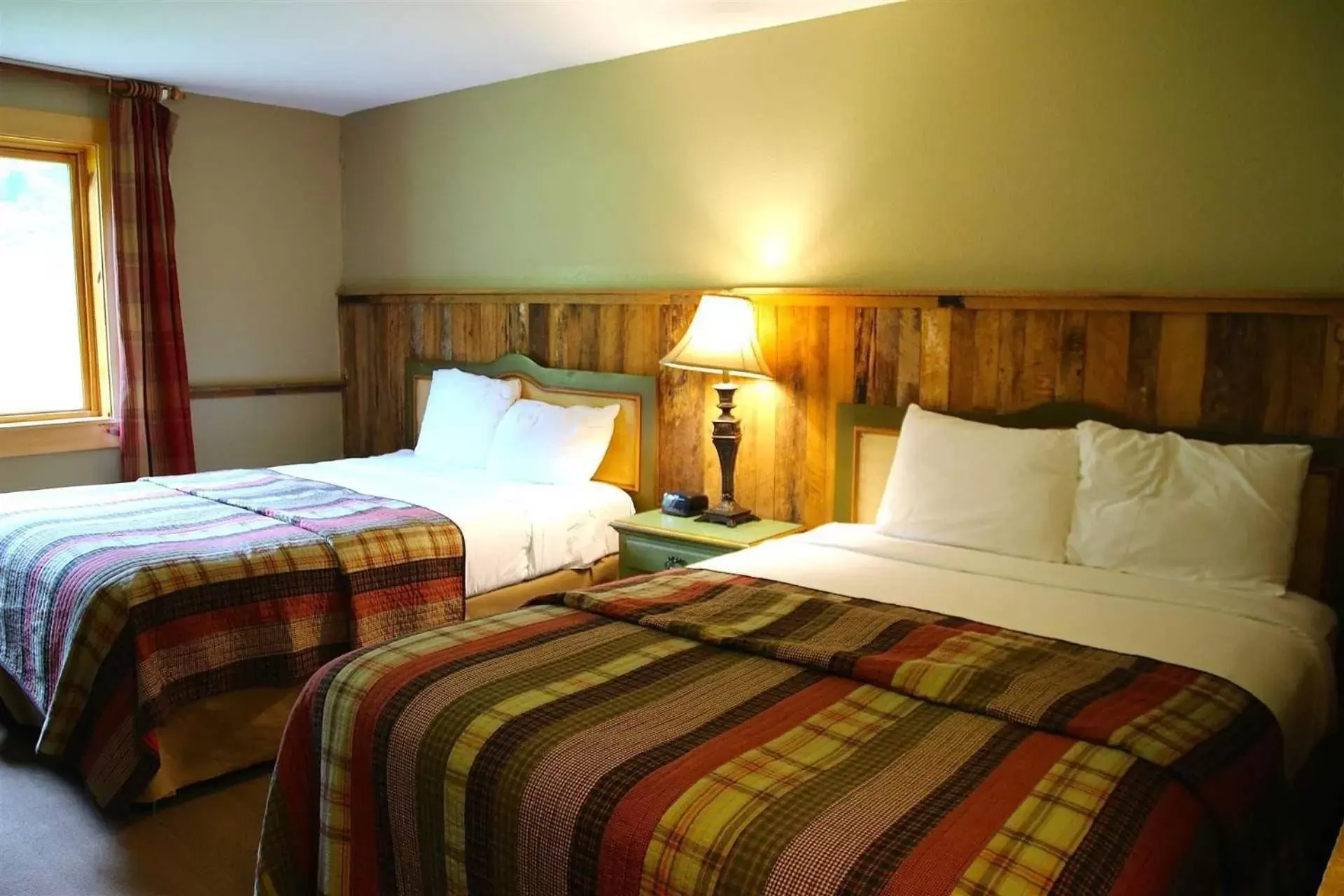 Deluxe Queen Room with Two Queen Beds in Northern Lights Lodge
