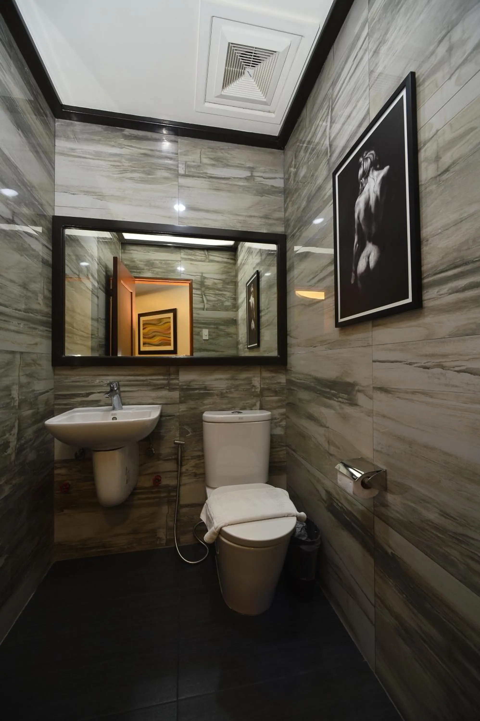 Bathroom in Paragon Hotel and Suites