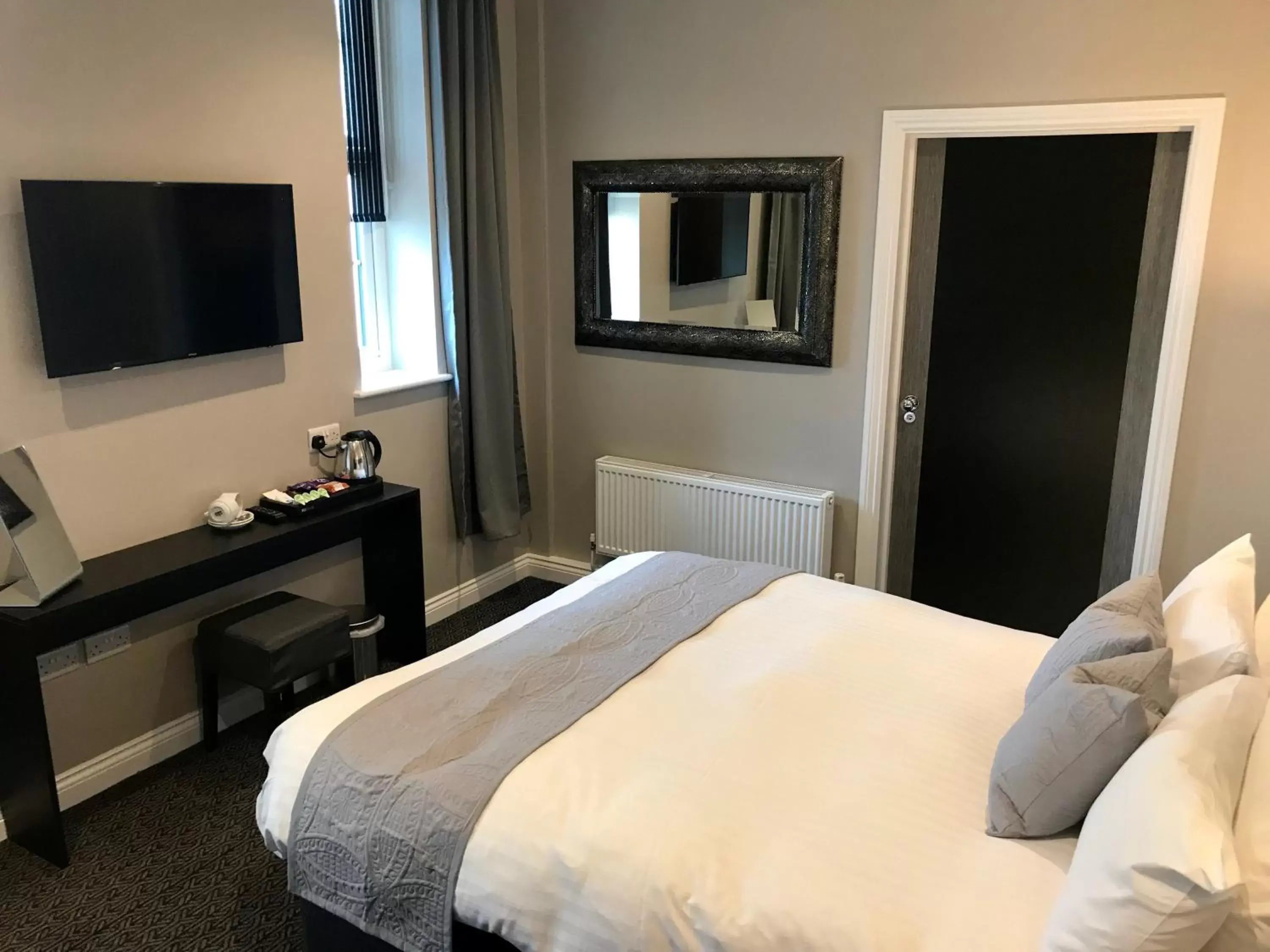 Bedroom, Bed in The Raven Hotel Bedroom, Bed in The Raven Hotel