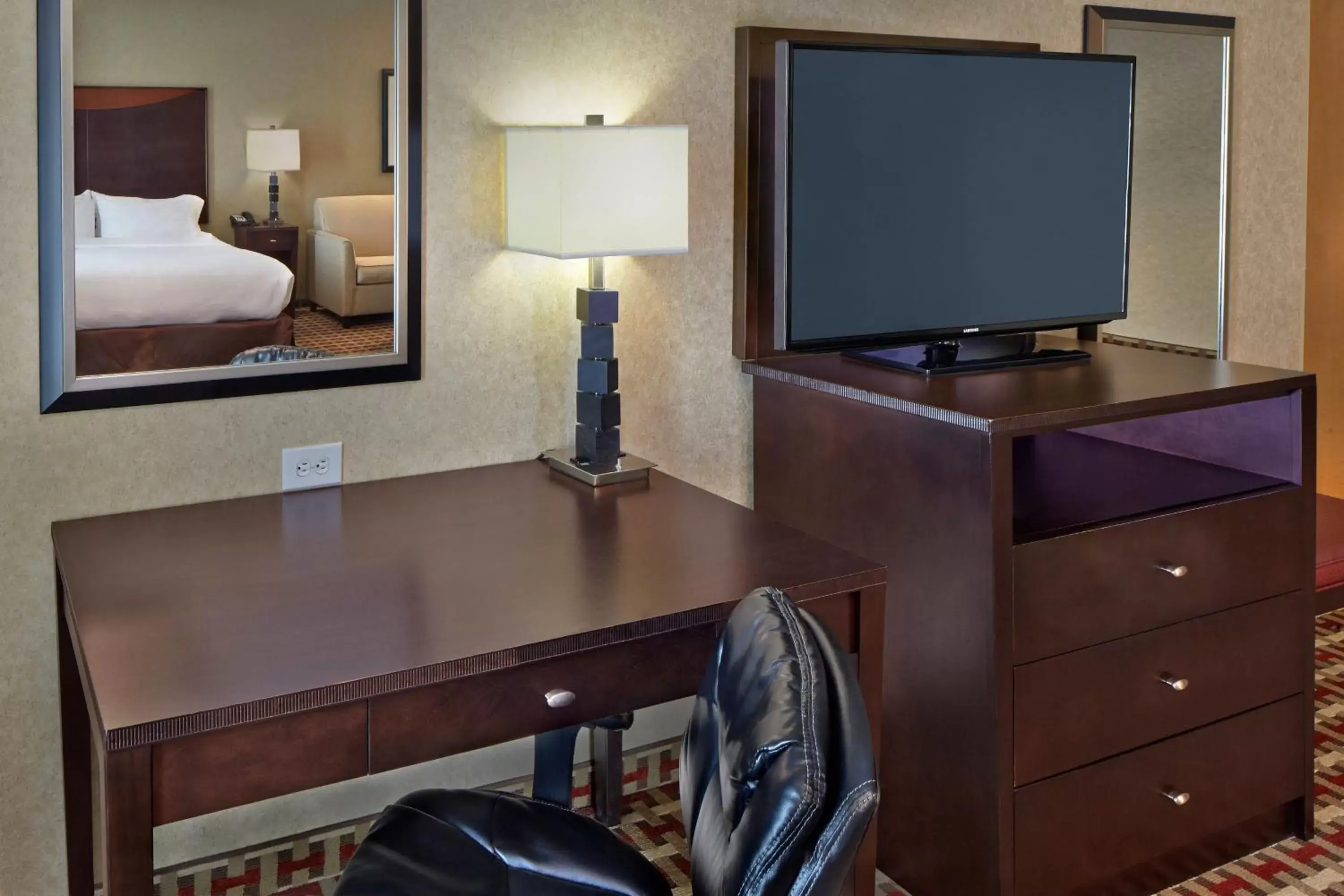 Photo of the whole room, TV/Entertainment Center in Holiday Inn Jacksonville E 295 Baymeadows, an IHG Hotel
