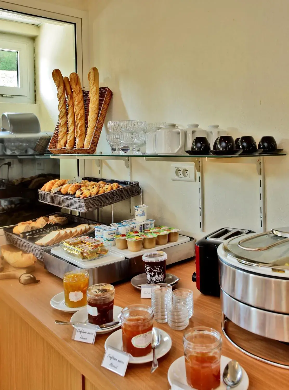 Buffet breakfast in Hotel de Compostelle