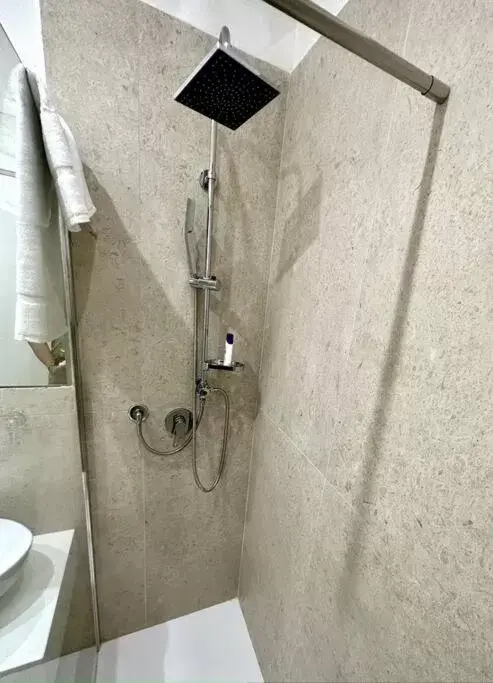 Shower, Bathroom in B&B Giardino della Giganza