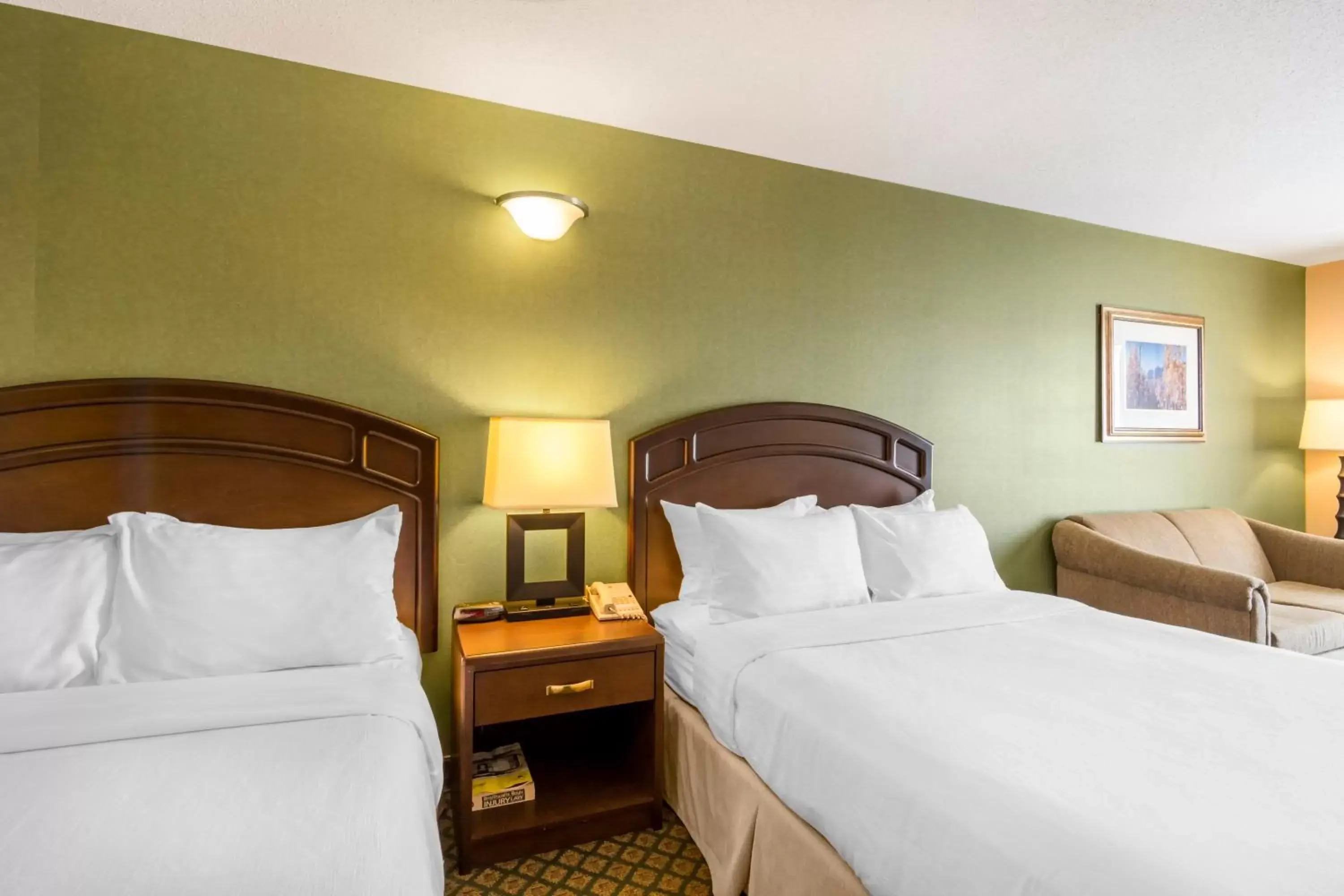 Bed in Clarion Hotel & Conference Center Sherwood Park