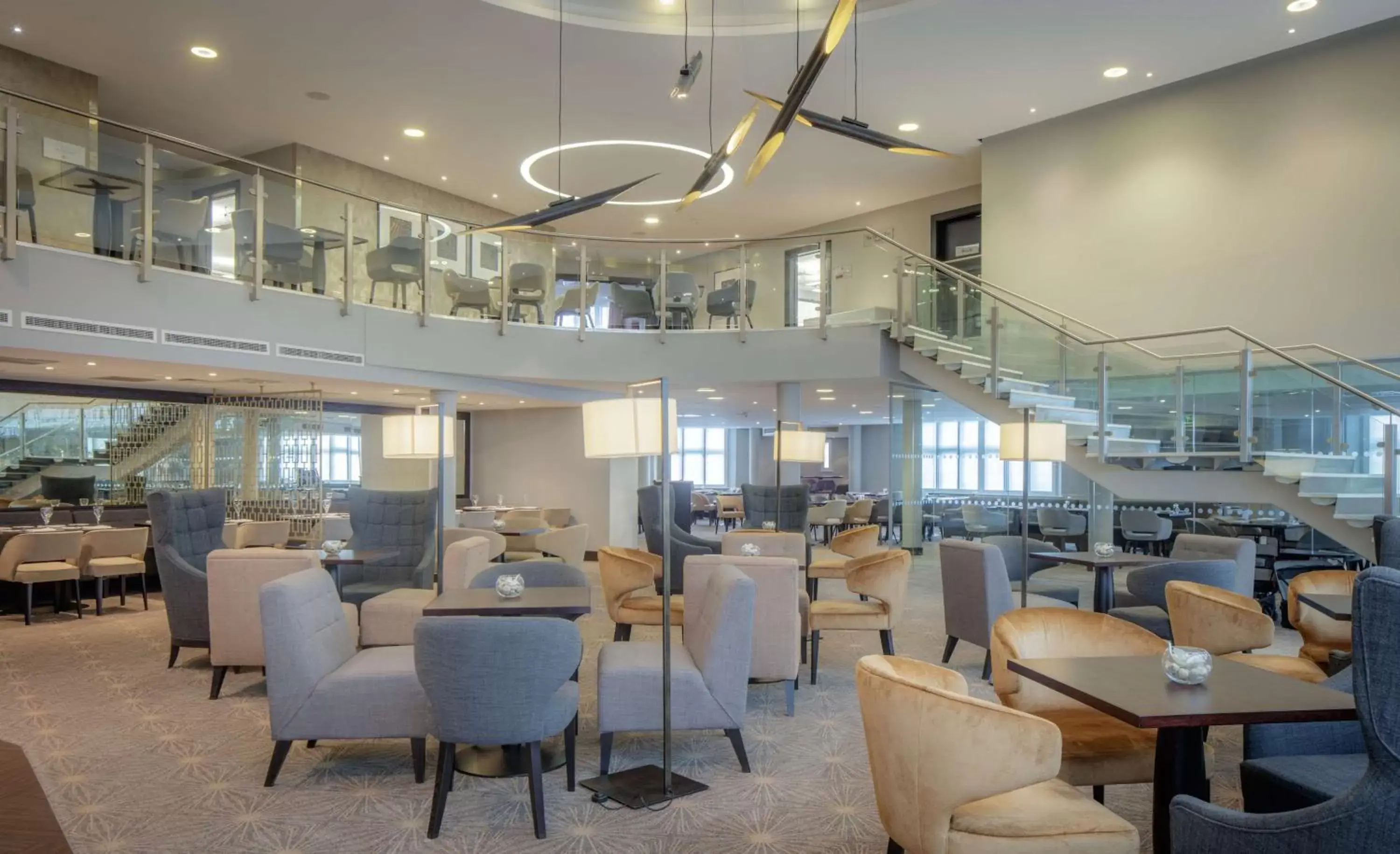 Lounge or bar, Restaurant/Places to Eat in DoubleTree by Hilton London Heathrow Airport
