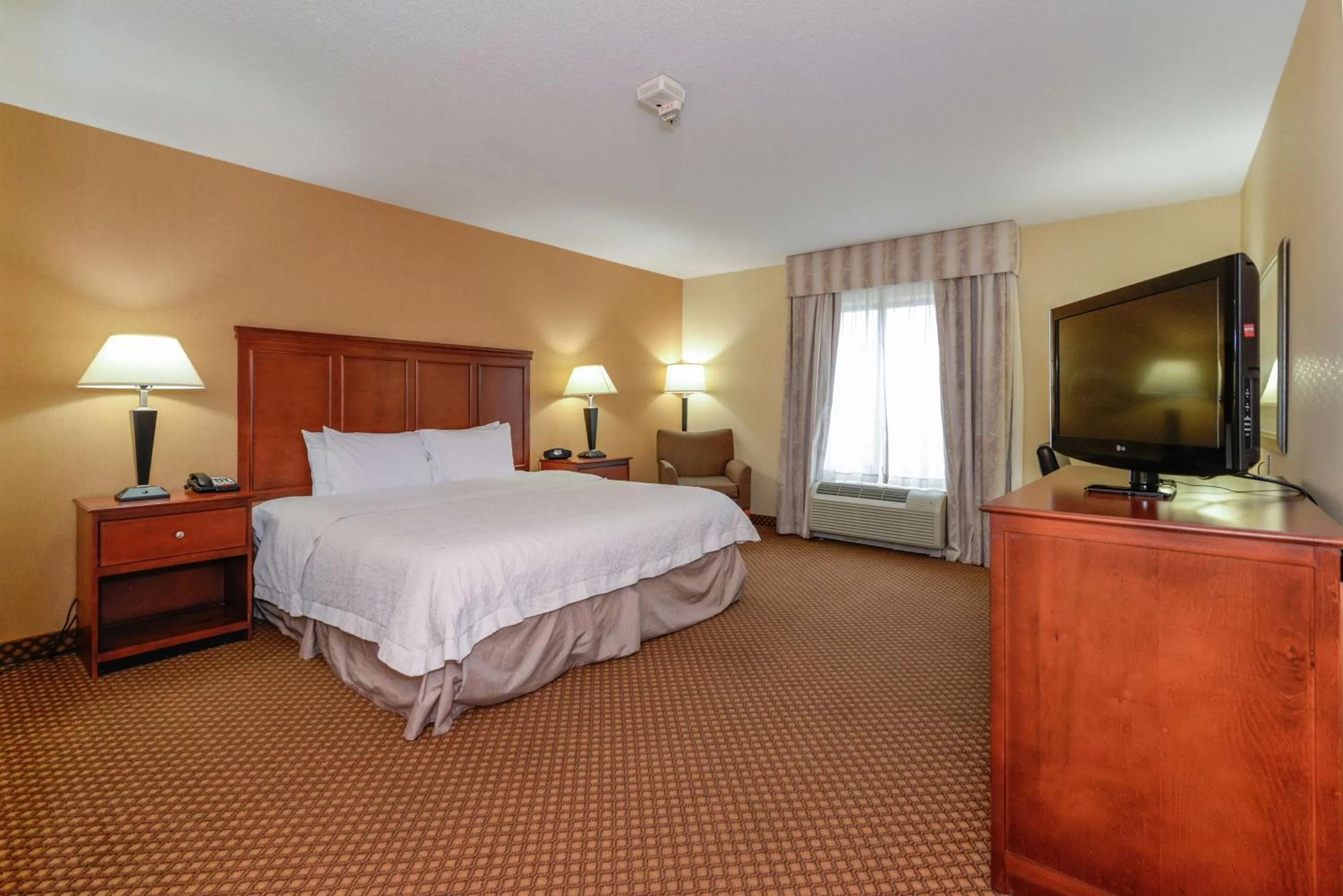 Bedroom, Bed in Hampton Inn & Suites Detroit/Chesterfield