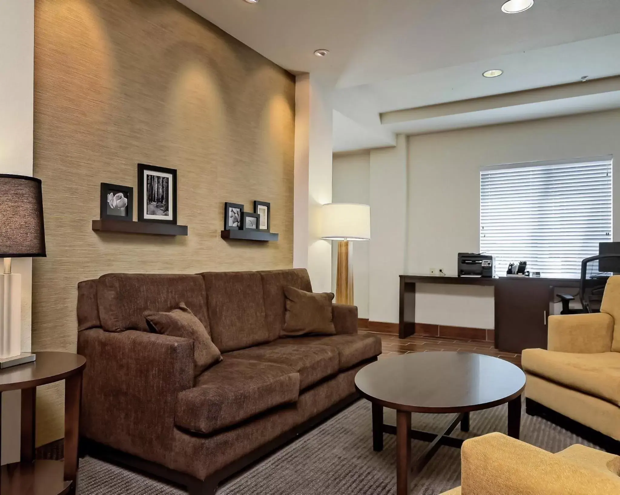Lobby or reception, Lounge/Bar in Sleep Inn & Suites - Fort Scott