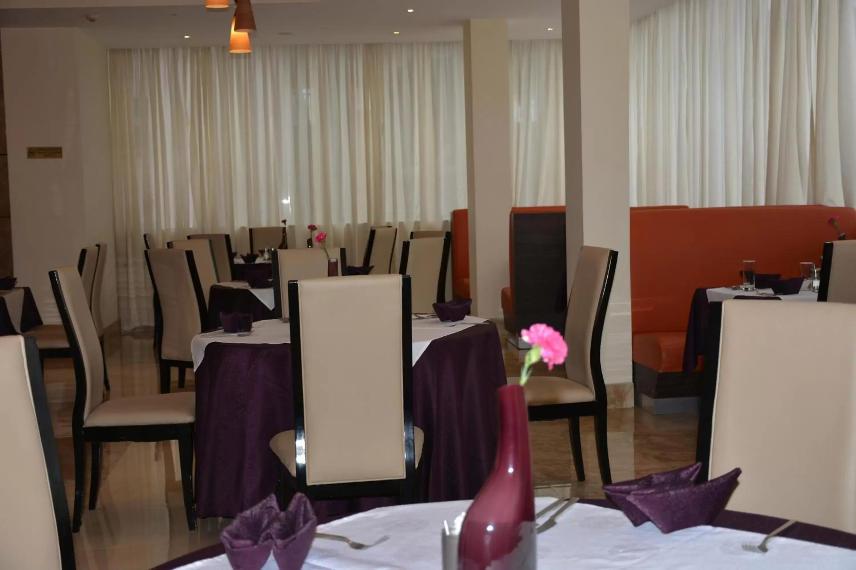 Restaurant/Places to Eat in Azzeman Hotel