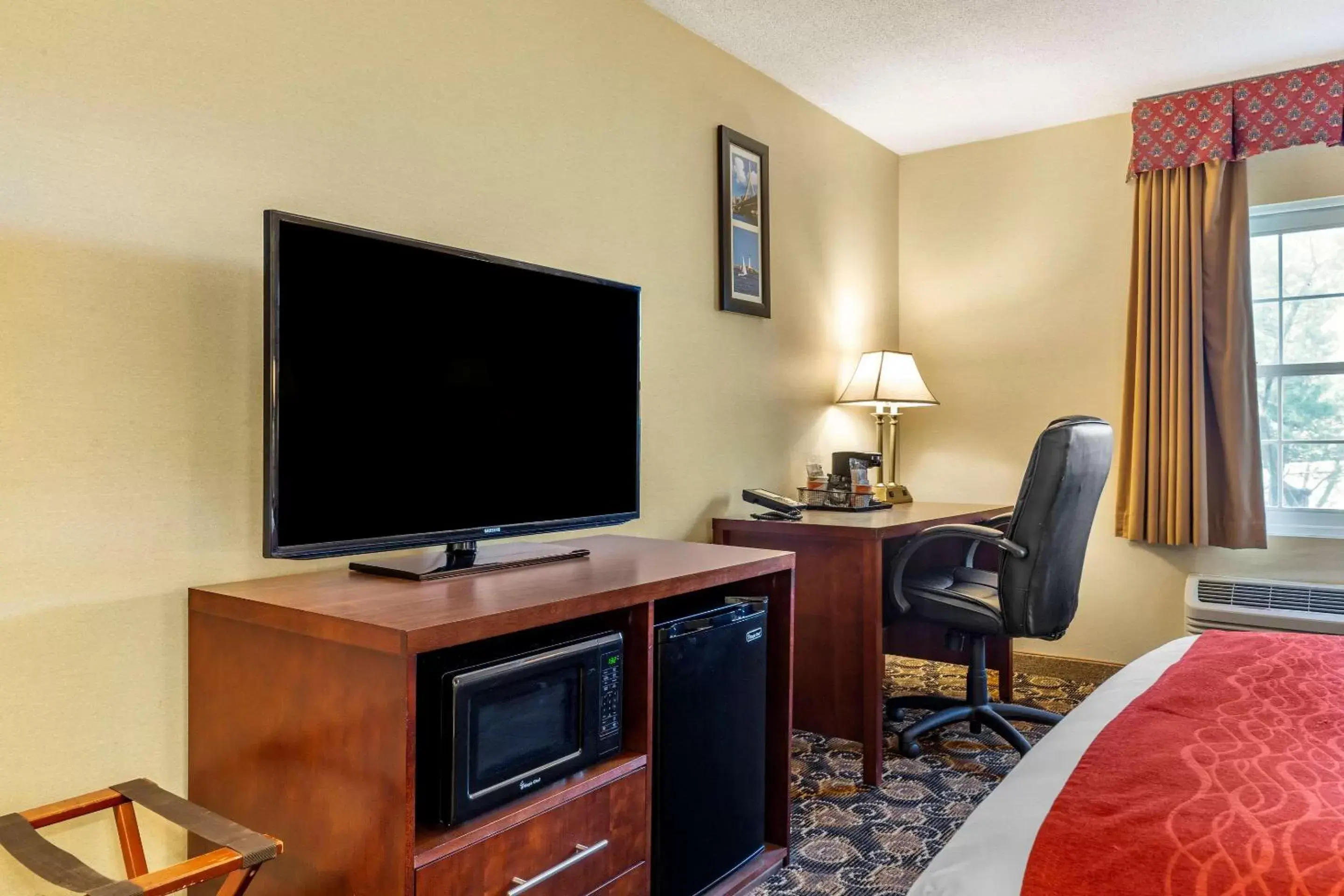 Photo of the whole room, TV/Entertainment Center in Comfort Inn Rockland - Boston