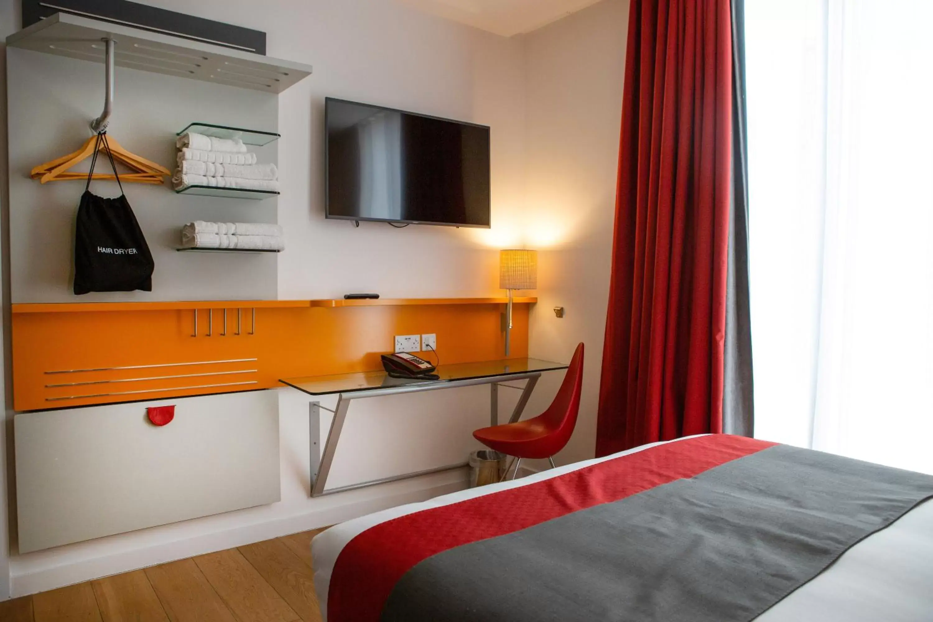 Bedroom, Kitchen/Kitchenette in Sleeperz Hotel Cardiff
