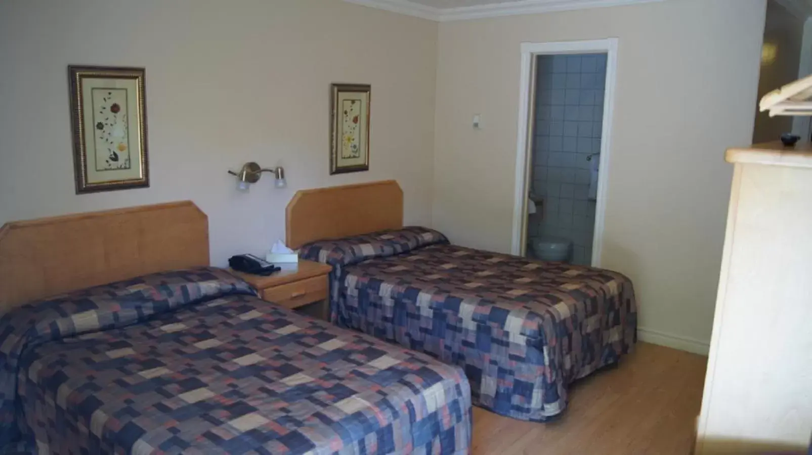 Photo of the whole room, Bed in Motel Roberval