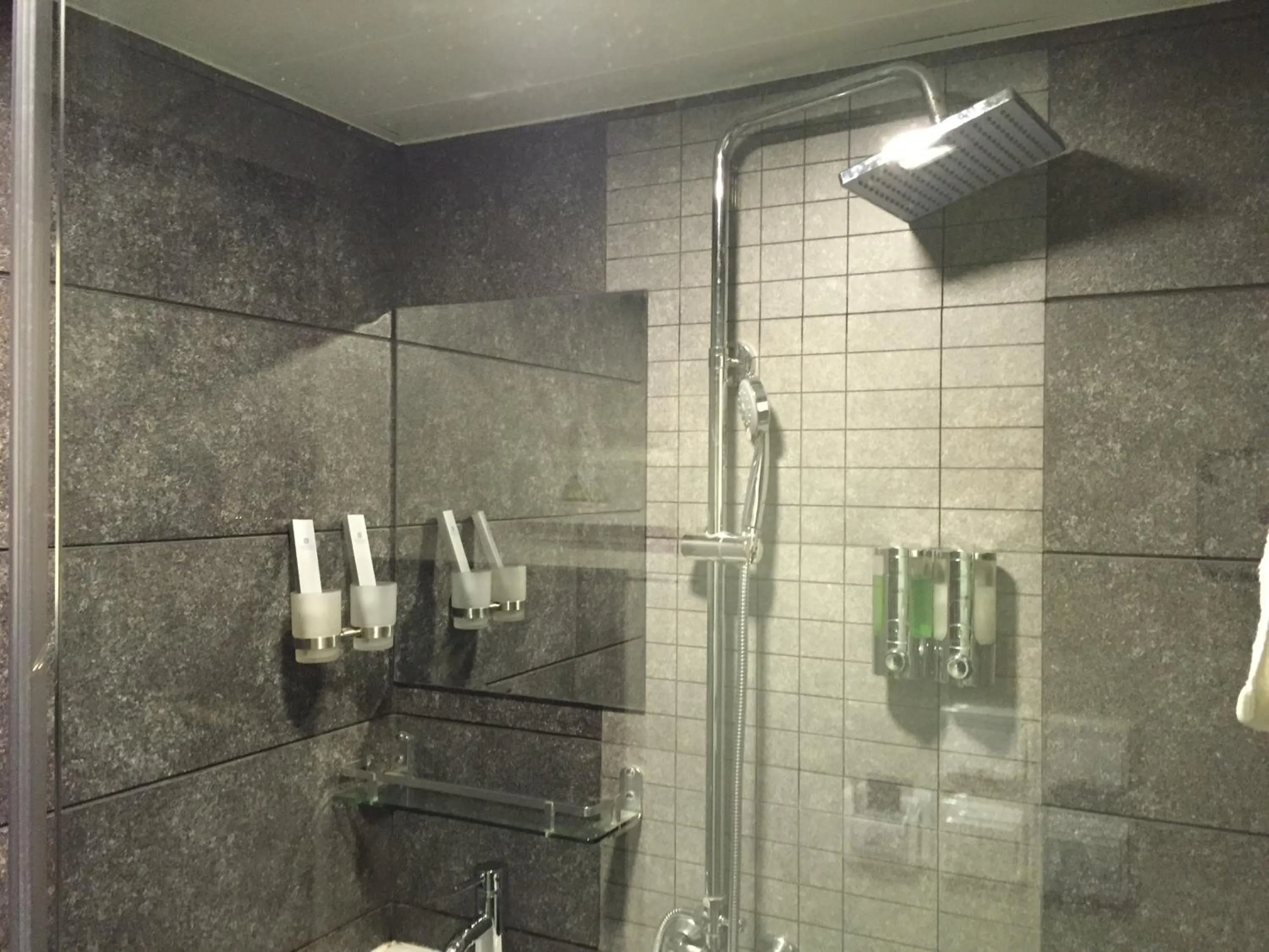 Shower in Seasons Hotel - Causeway Bay