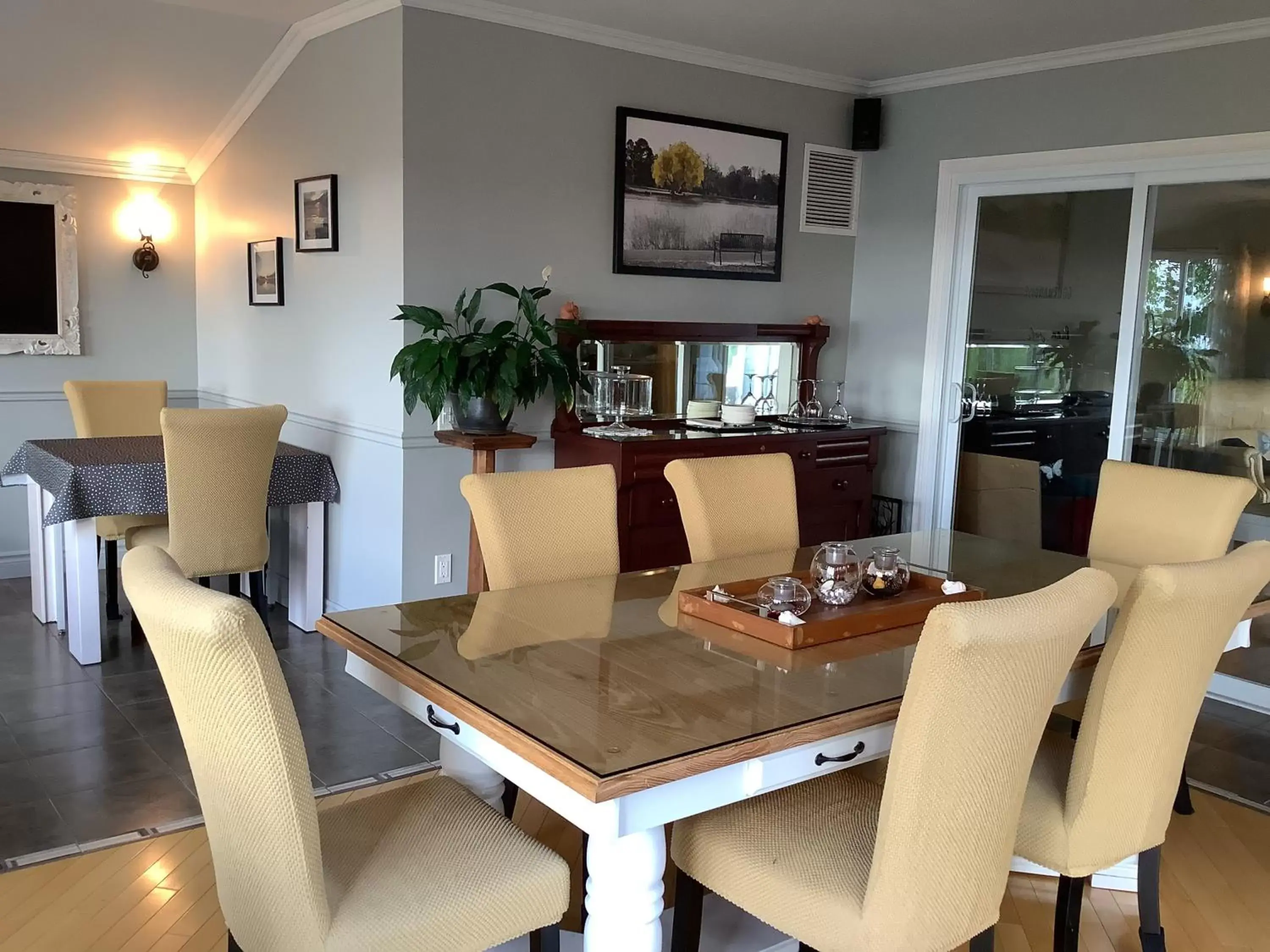 Dining Area in Les saisons du fleuve