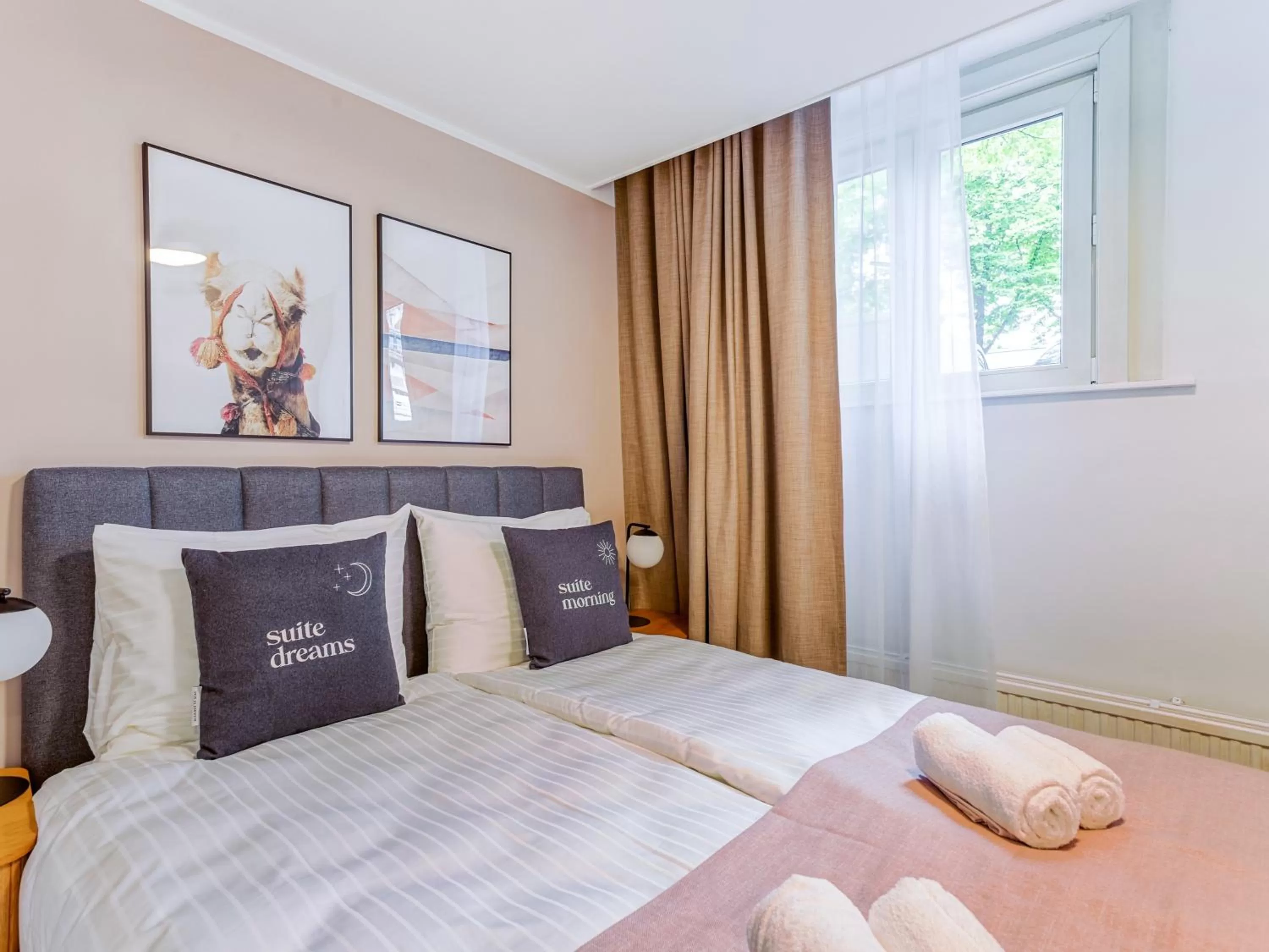 Bed in City Rooms Amsterdam Hemonystraat - Digital access