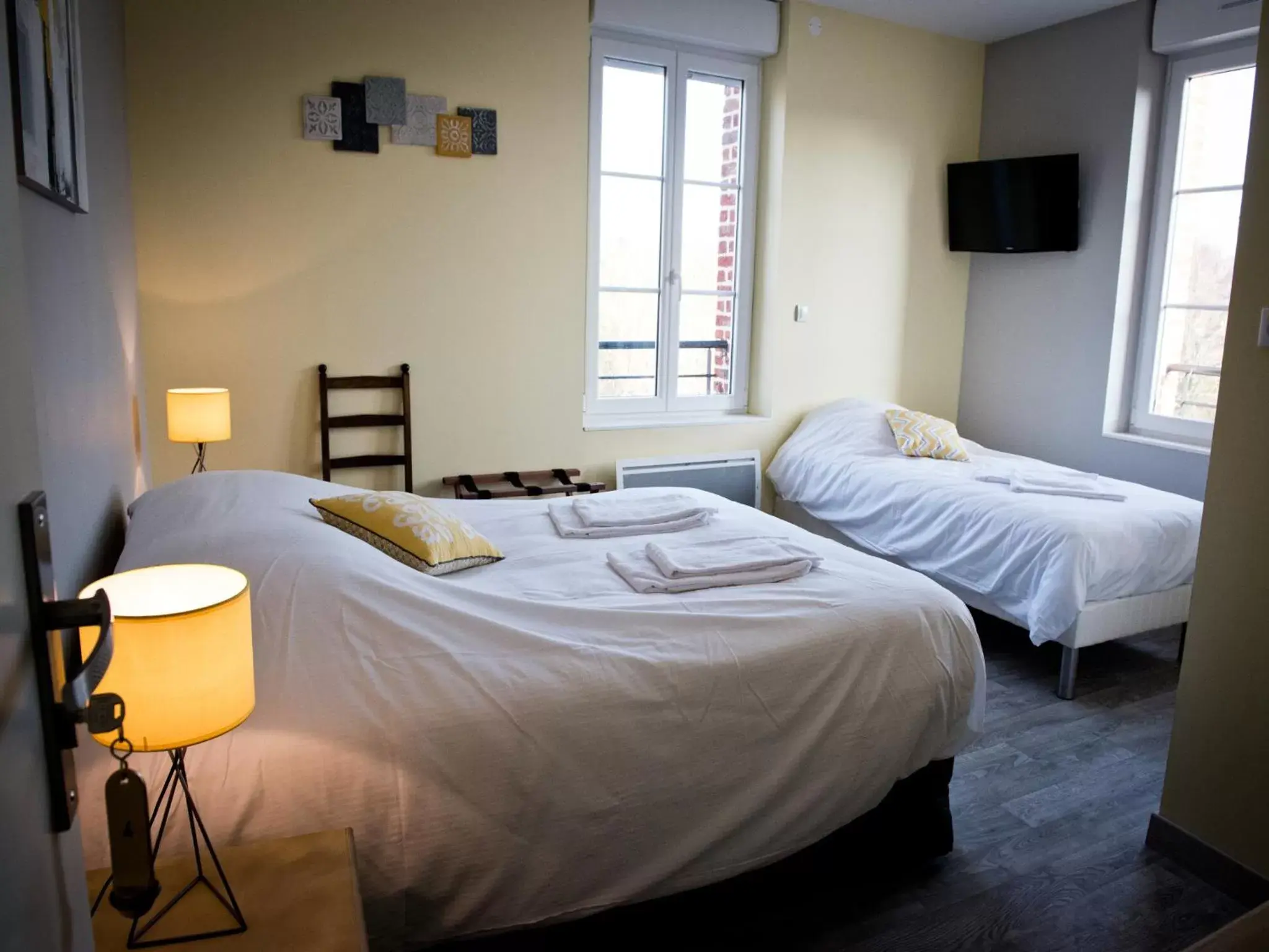 Photo of the whole room, Bed in Logis Hotel Restaurant Le Relais Fleuri