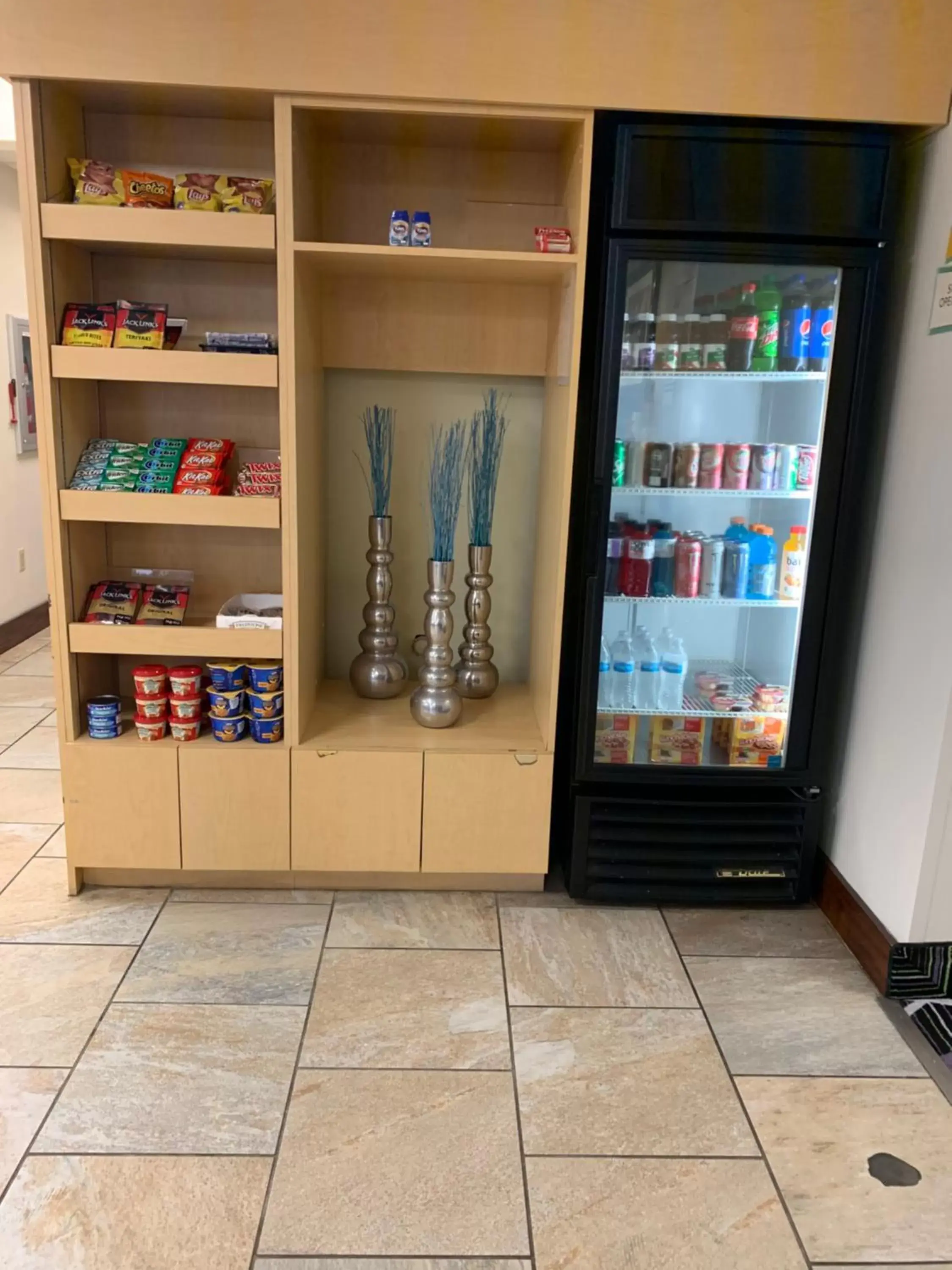 Food and drinks in La Quinta Inn by Wyndham Davenport & Conference Center Food and drinks in La Quinta Inn by Wyndham Davenport & Conference Center