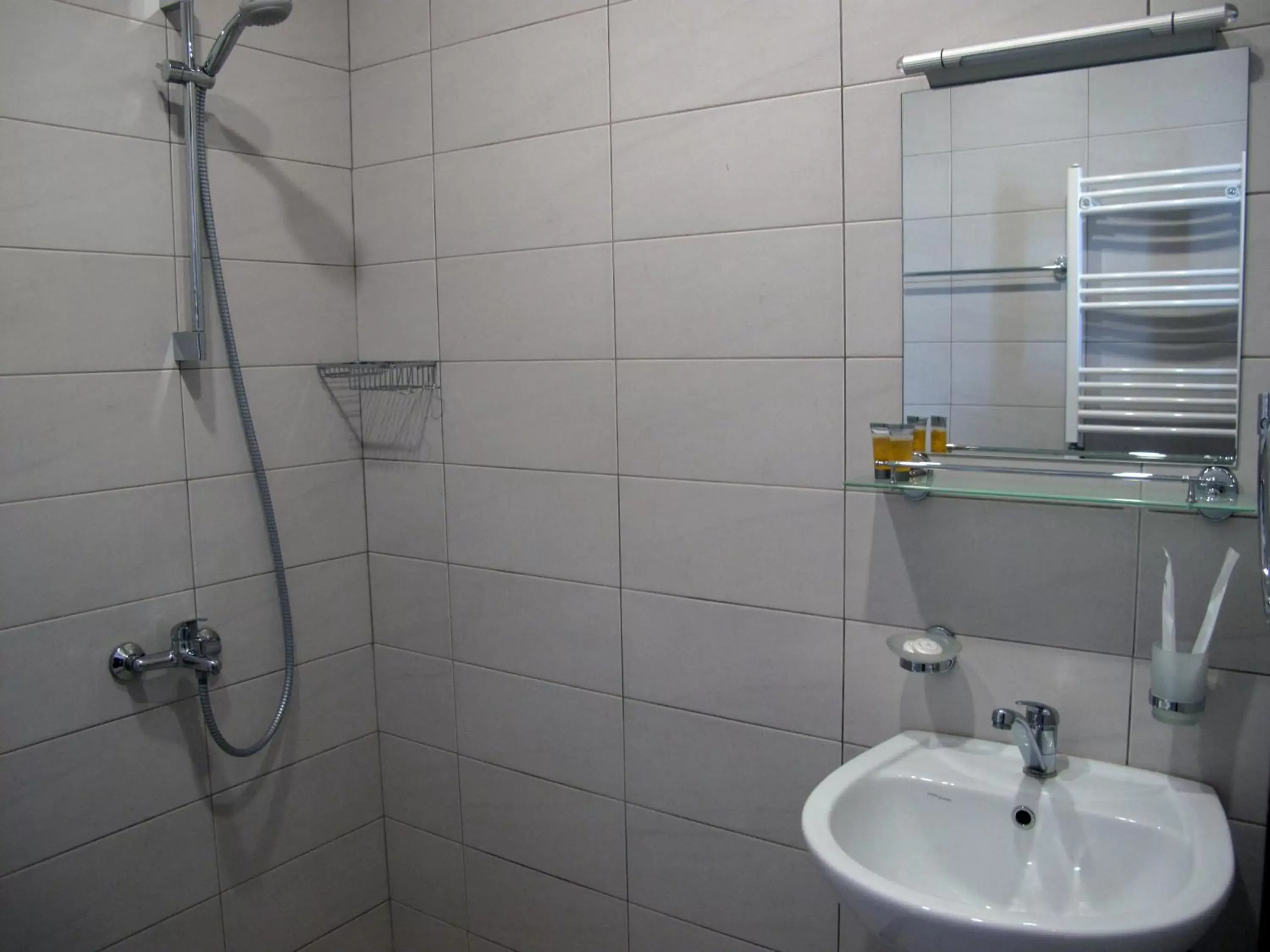 Shower, Bathroom in Hotel Nabadi